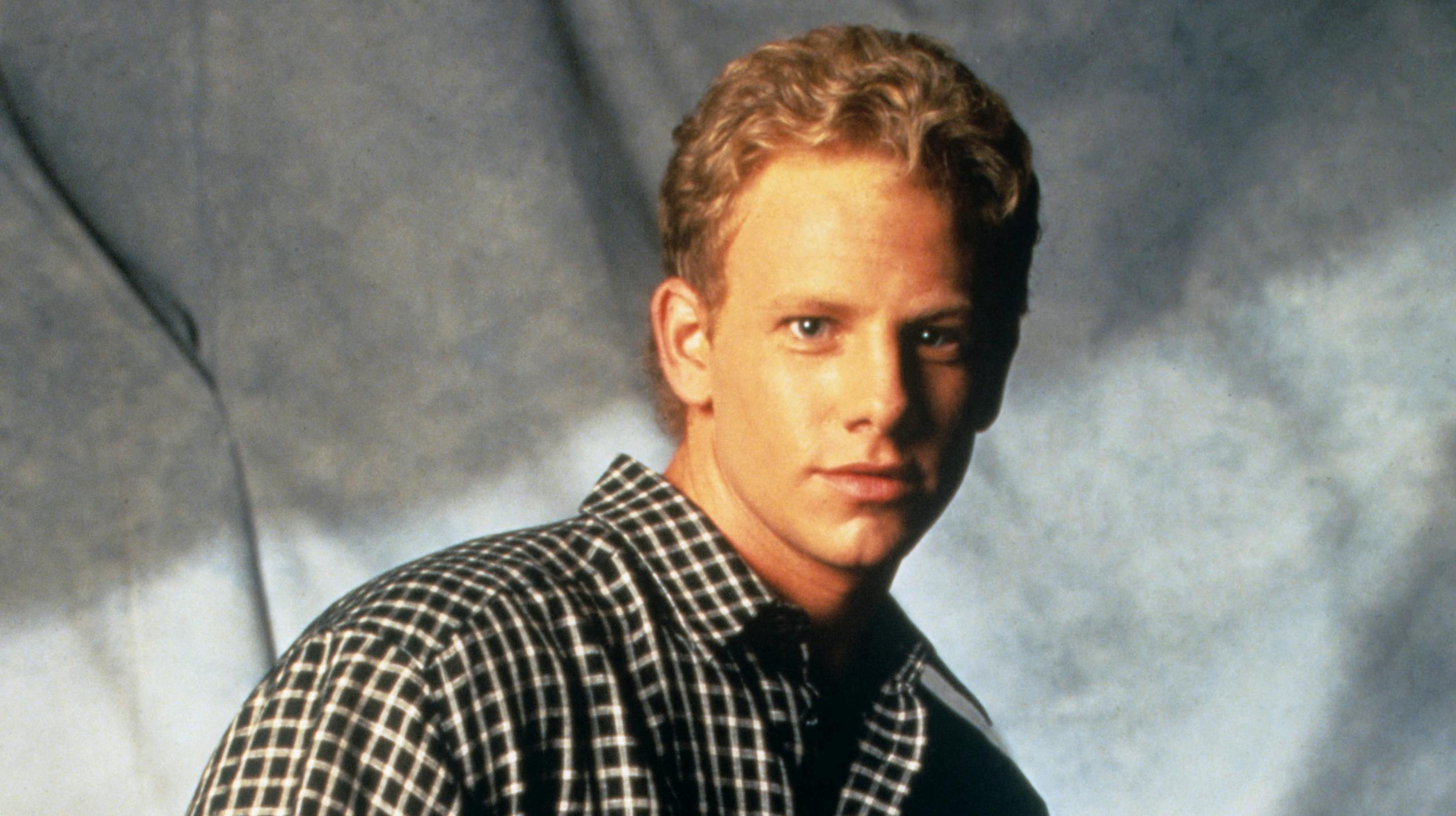 Ian Ziering som Steve Sanders.