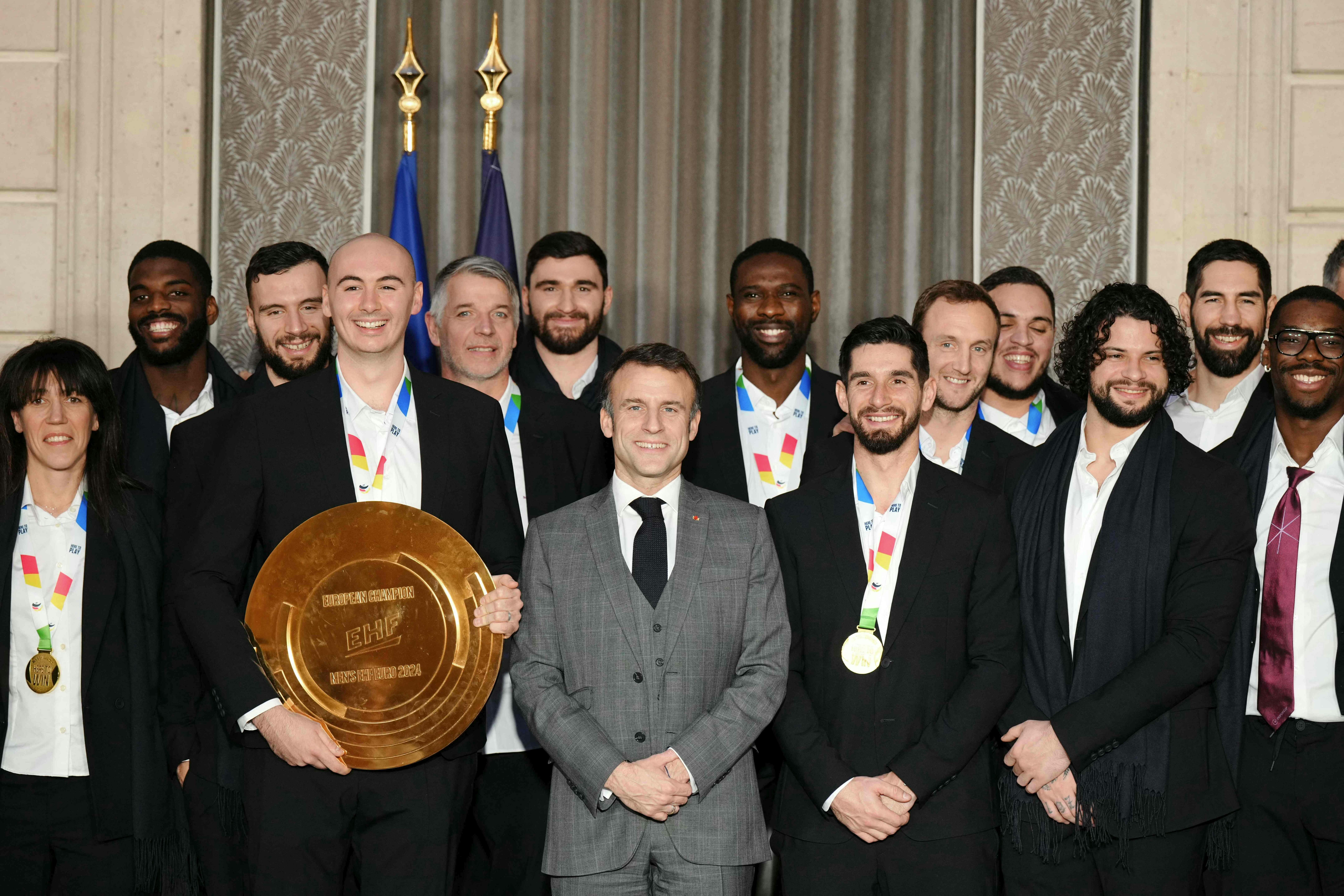 Emmanuel Macron med det franske håndboldlandshold