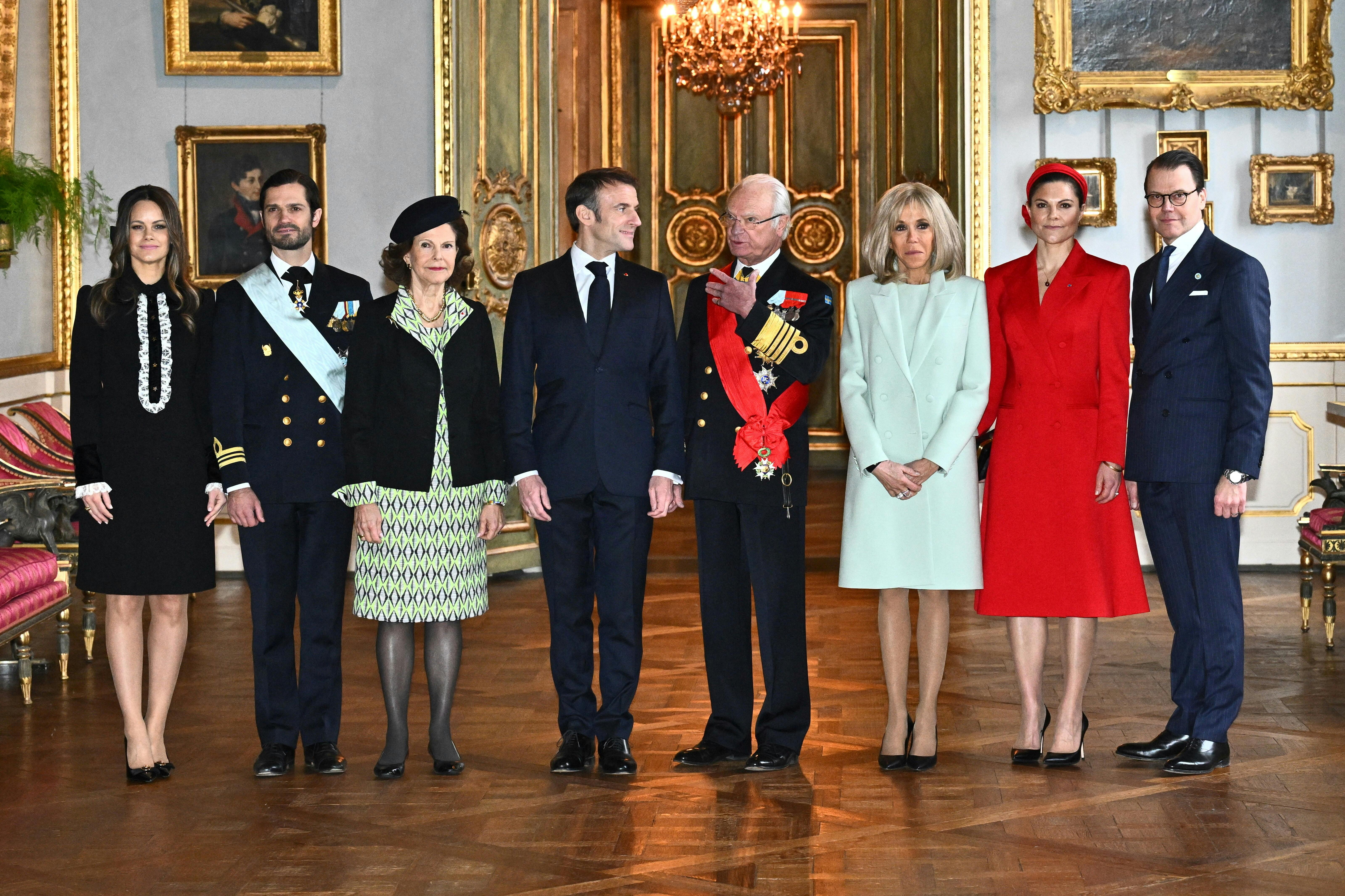 Prinsesse Sofia, prins Carl Philip, dronning Silvia, præsident Emmanuel Macron, kong Carl Gustaf, præsidentfruen Brigitte Macron, kronprinsesse Victoria og prins Daniel.