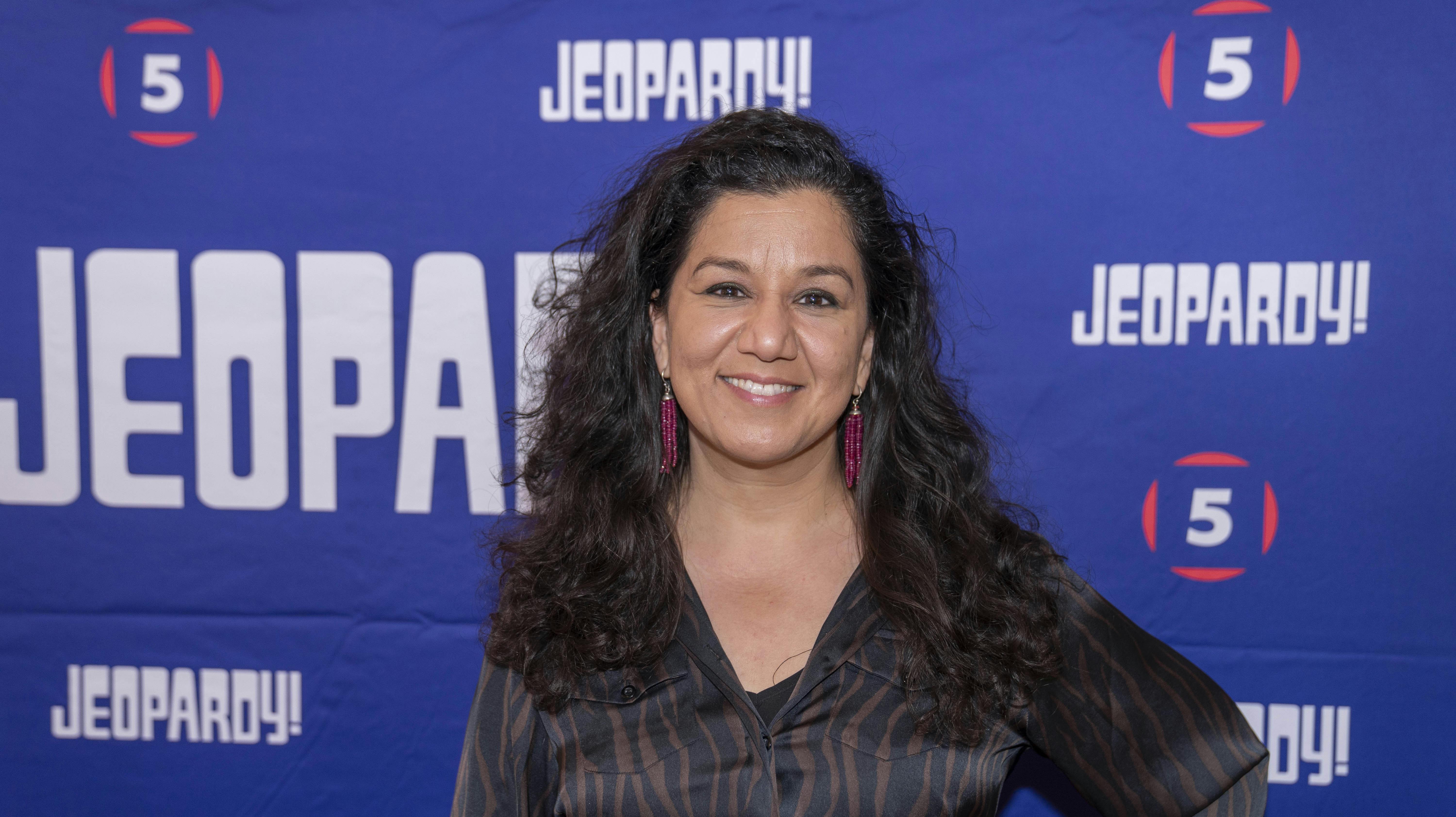 Simi Jan medvirker i det første afsnit af "Jeopardy!". 