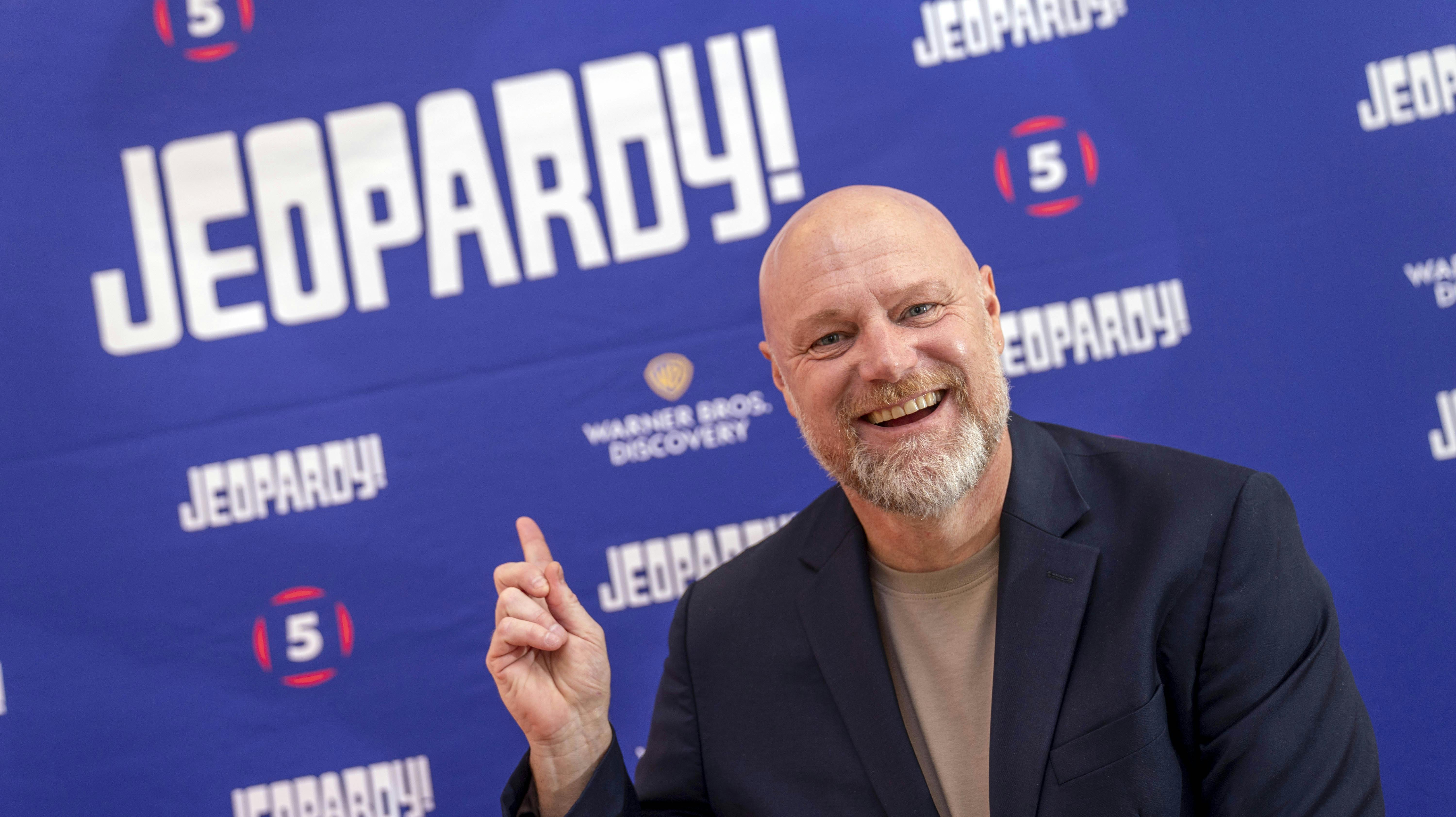 Pressedag på Jeopardy. Deltagere v. pressedagenMads SteffensenFelix SmithJulia Sofia AastrupSimi JanKatrine AbrahamsenAnn Lind AndersenRasmus HeideJesper SkibbyNikolai TerteryanTarek Zayat