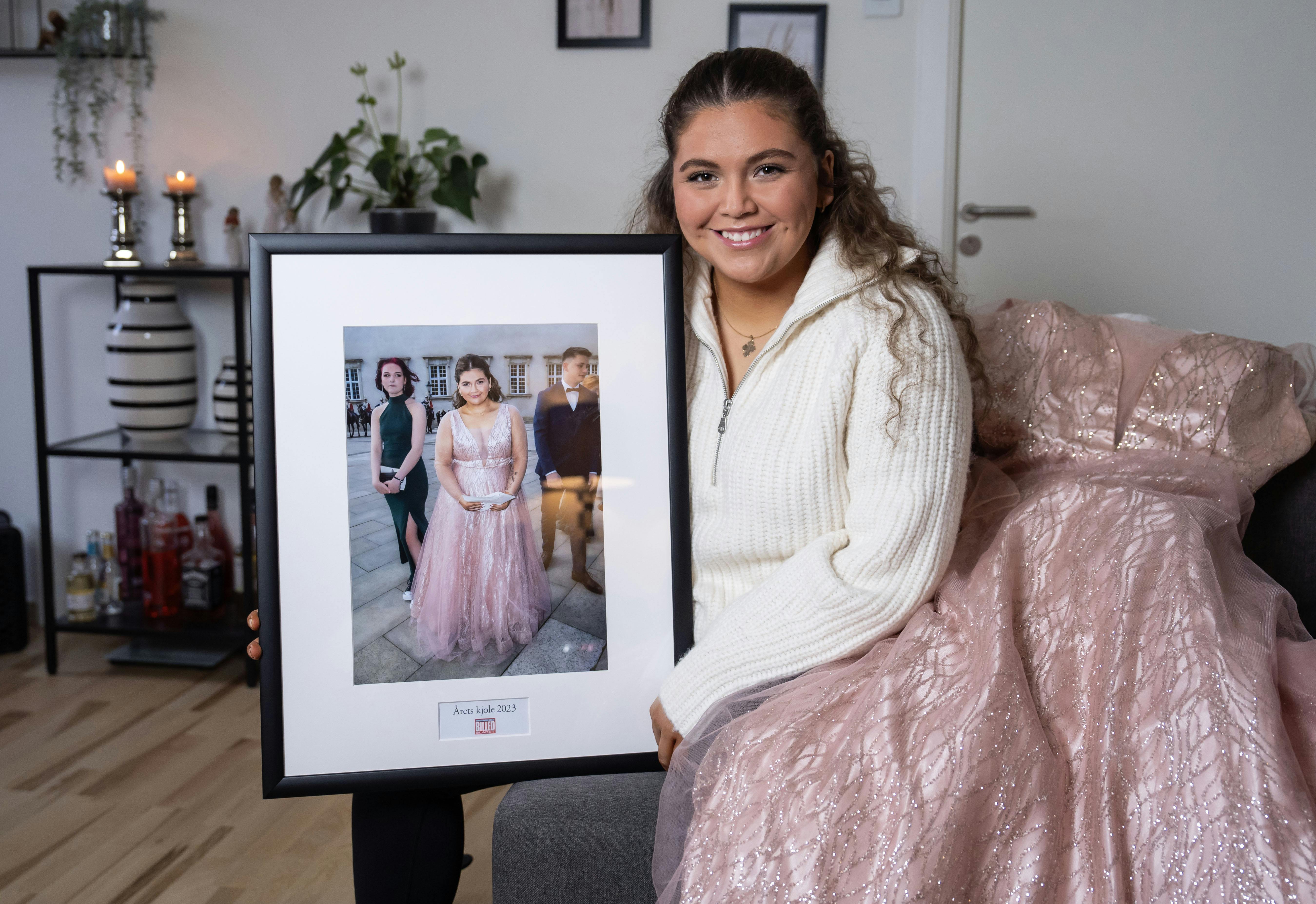 OPGAVE:Årets kjole - Interview med vinderen (Caroline Uldbjerg Nielsen)STED: Hjulets Kvarter 1b, 2620 Albertslund JOURNALIST: Catja Klarskov FOTOGRAF: Hanne JuulDATO: 20240126