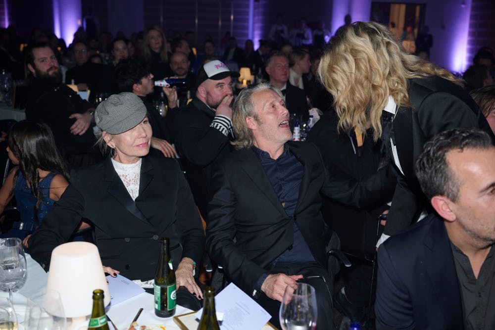 Papria Steen hilser på ved Mads Mikkelsens bord.