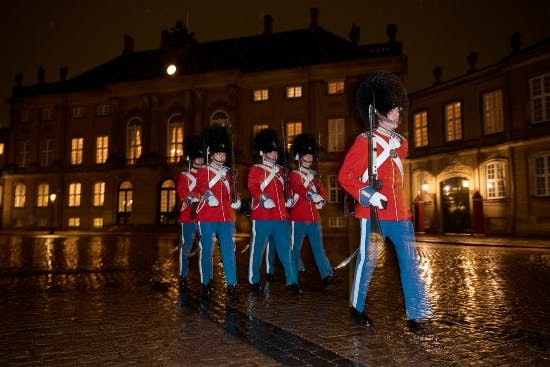 Livgarden i rød galla om aftenen på dronningens fødselsdag
