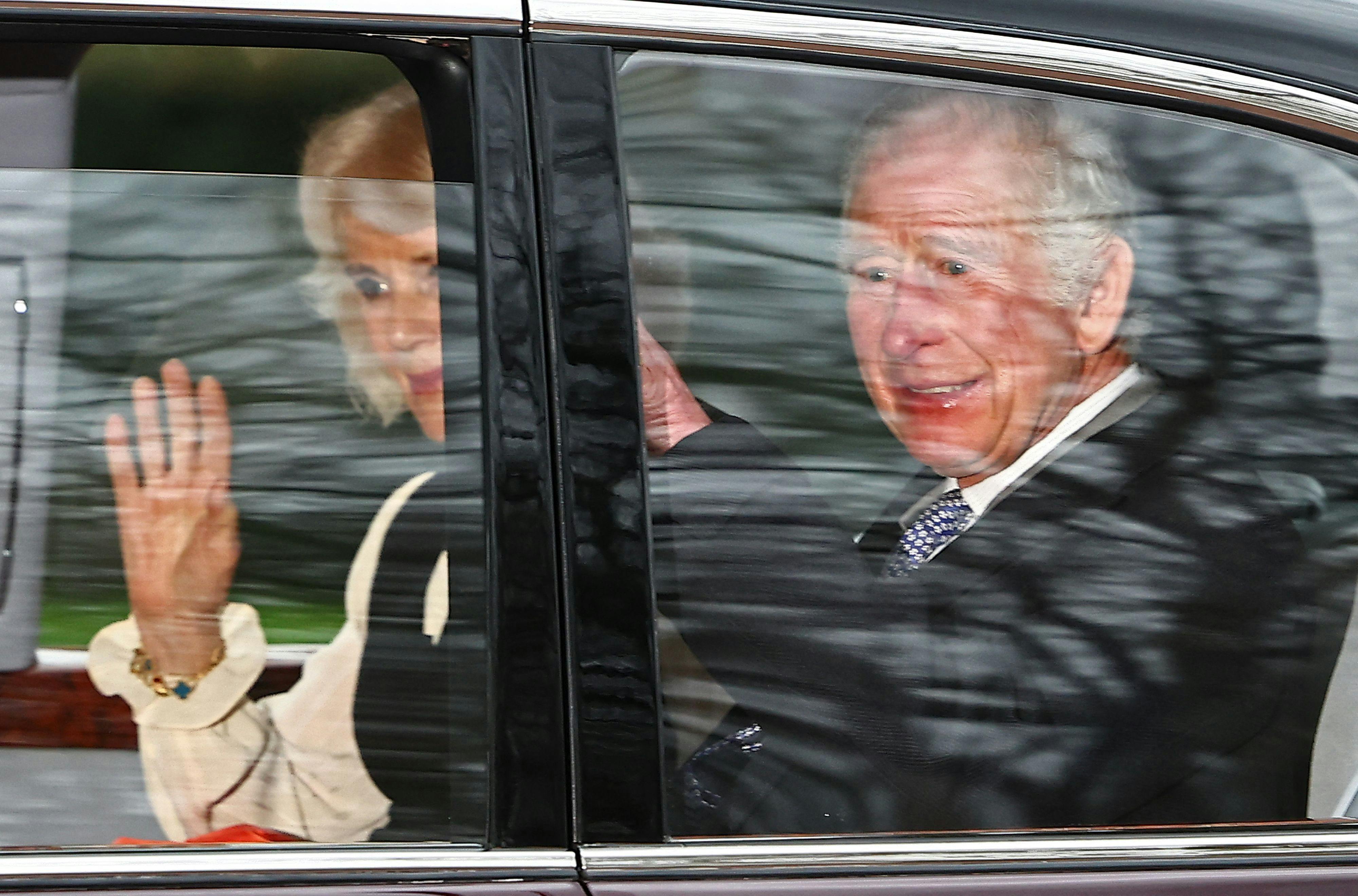 Kong Charles og dronning Camilla vinker, idet de forlader Clarence House.