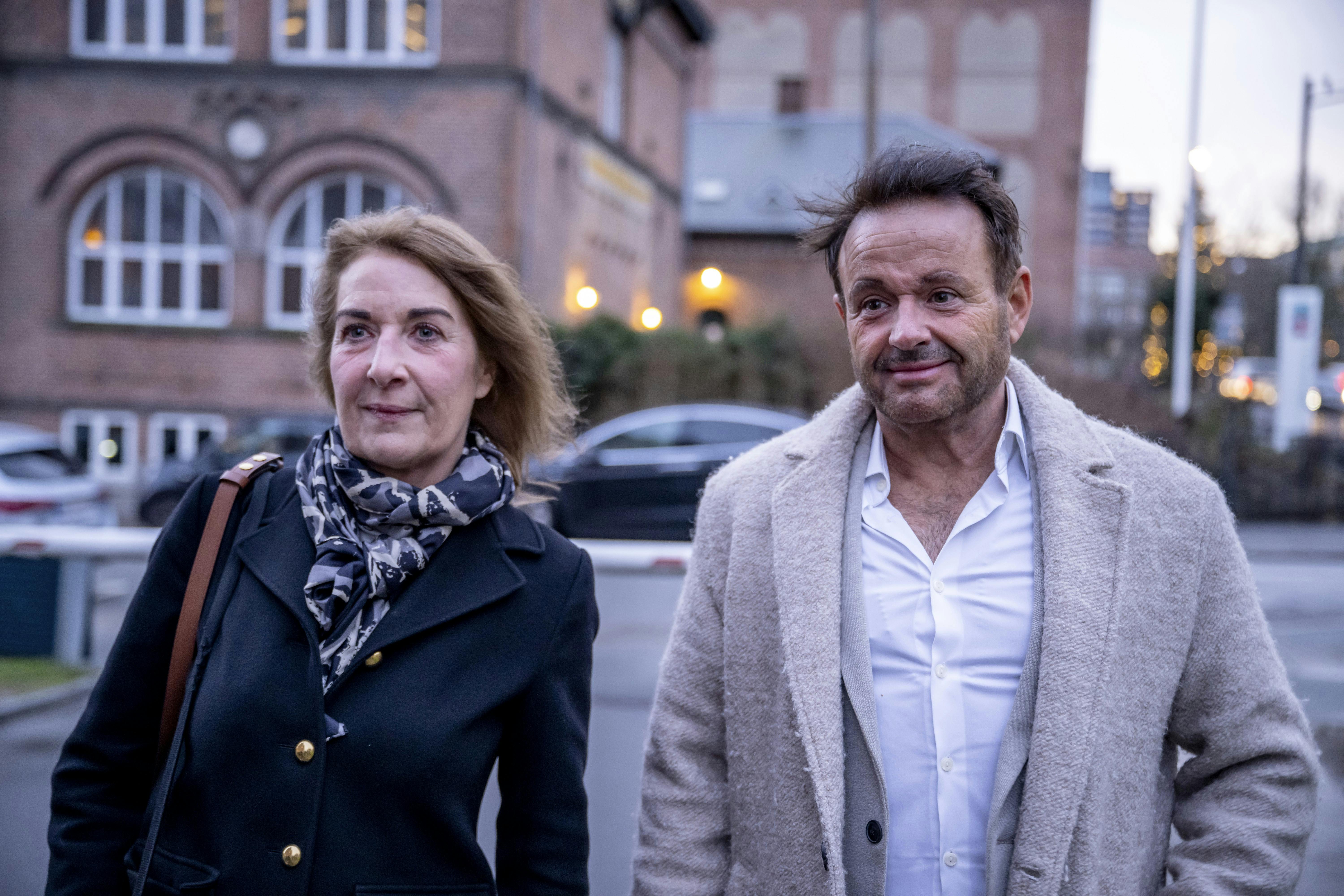 Kendis frisør Dennis Knudsen ankommer til retten i Aarhus sammen med sin advokat, Mette Grith Stage.