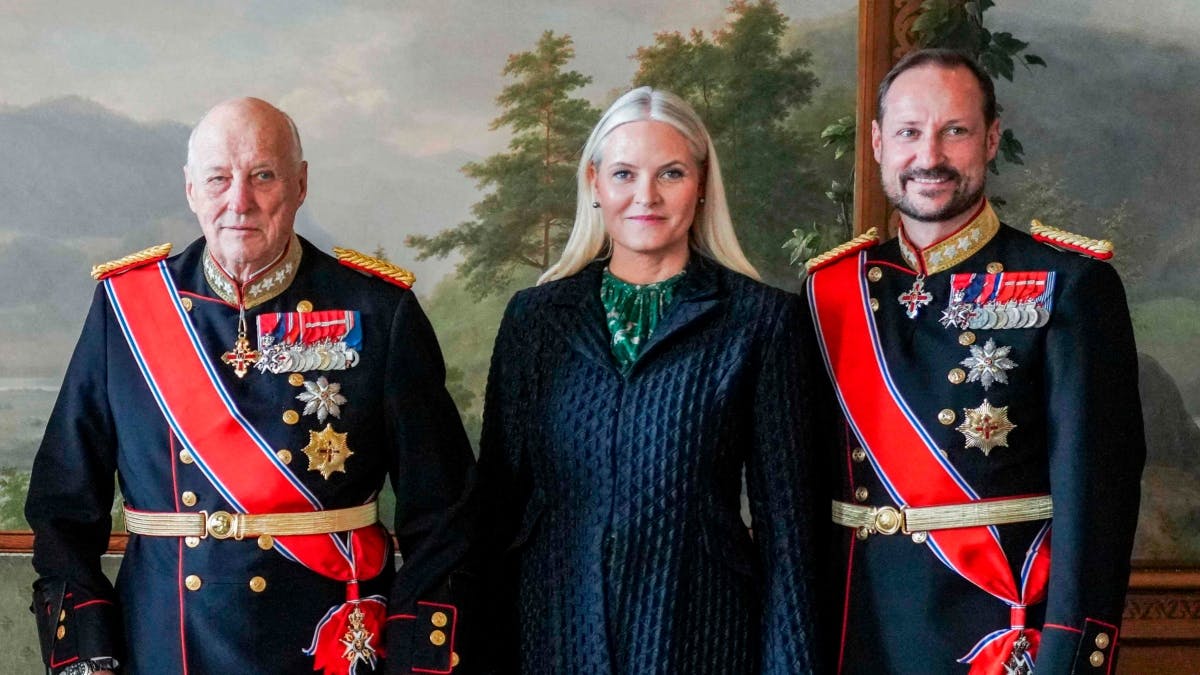 Kong Harald, kronprinsesse Mette-Marit og kronprins Haakon.