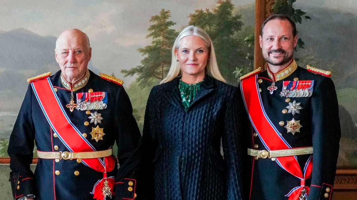 Kong Harald, kronprinsesse Mette-Marit og kronprins Haakon.
