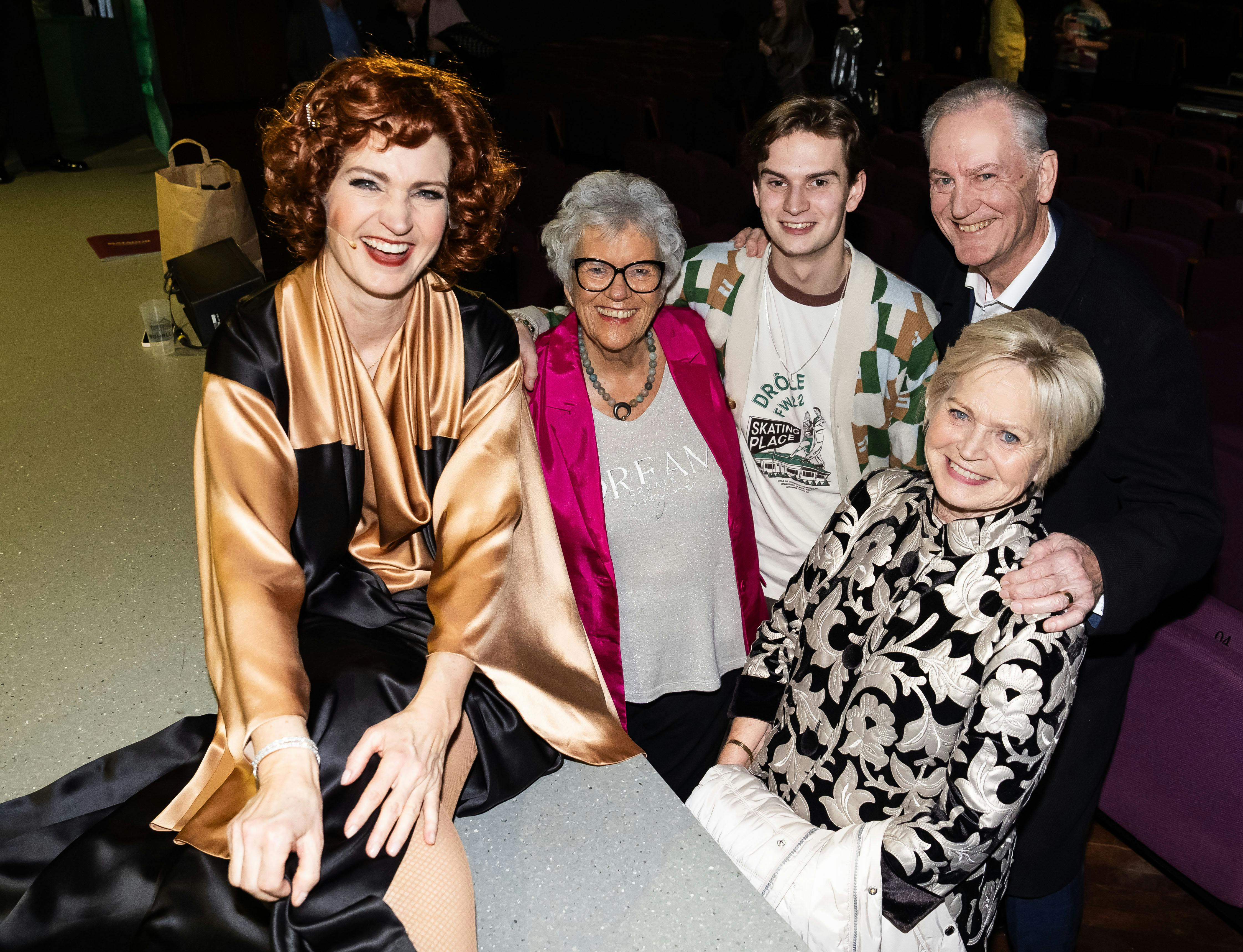 OPGAVE: Premiere på musicalen MATADORSTED: FalkonerJOURNALIST: Tanja Larsen, Majken Munk og Laura Dalgaard HansenFOTOGRAF: Hanne JuulDATO: 20240215