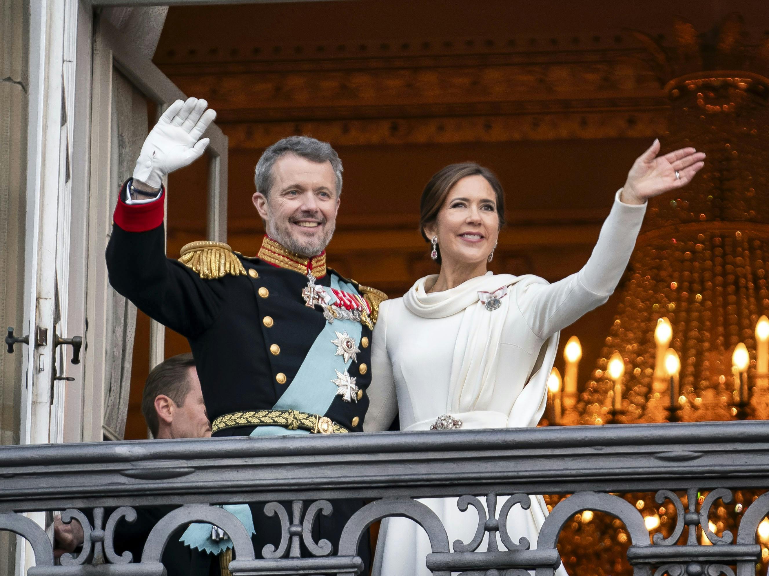 OPGAVE:  Proklamation af H.M. Kong Frederik 10. sammen med H.M. Dronning Mary, Kronprins Christian, prinsesse Isabella, prinsesse Josephine og prins VincentHer hyldes familien på balkonen af deres palæ STED: Frederik VIII's Palæ, Amalienborg slotJOURNALIST: Marianne Singer, Ulrik UlriksenFOTOGRAF: Hanne JuulDATO: 20240114