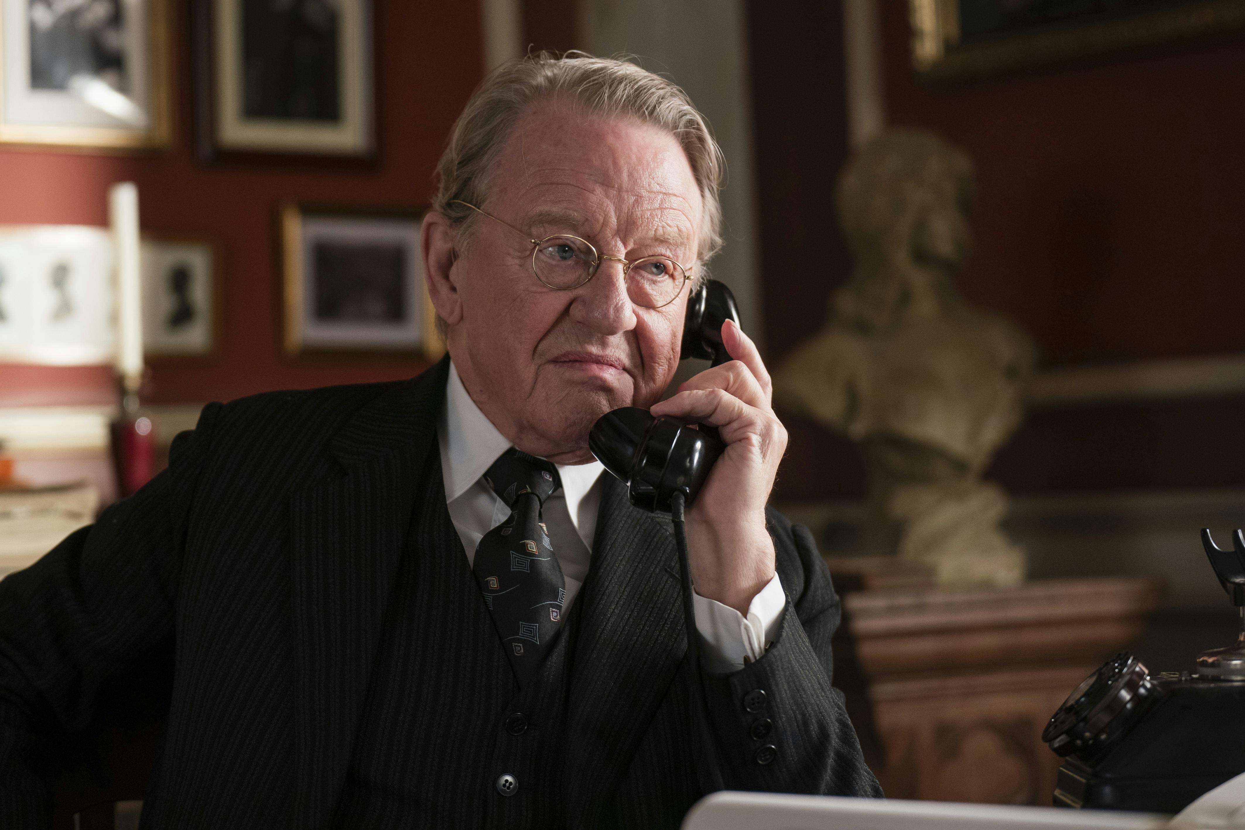 Badehotellet sæson 10. direktør Konradsen (Henning Jensen).