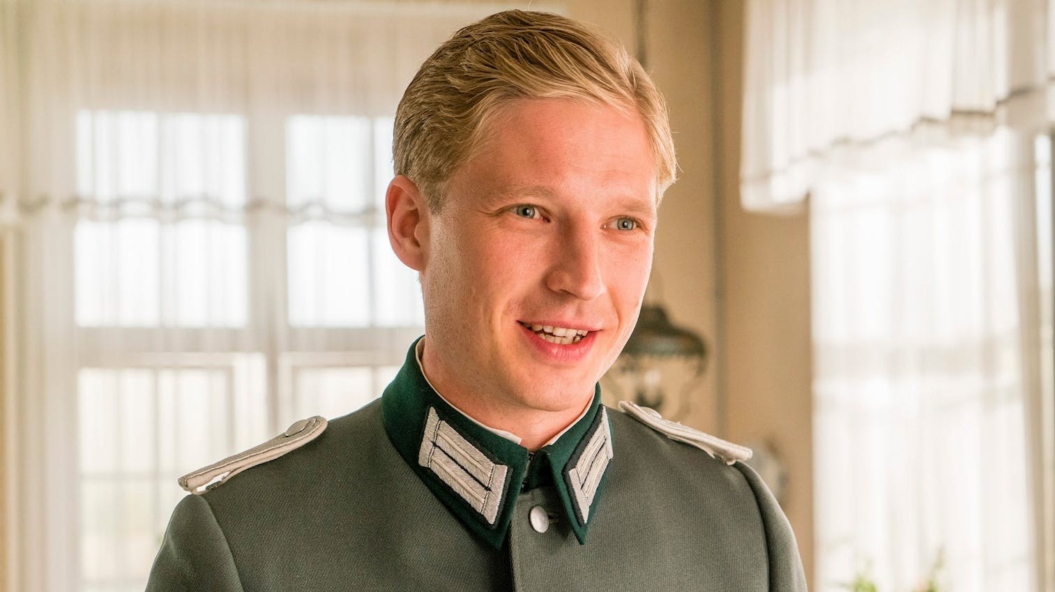 Anton Rubtsov som Uwe Kiessling i "Badehotellet".