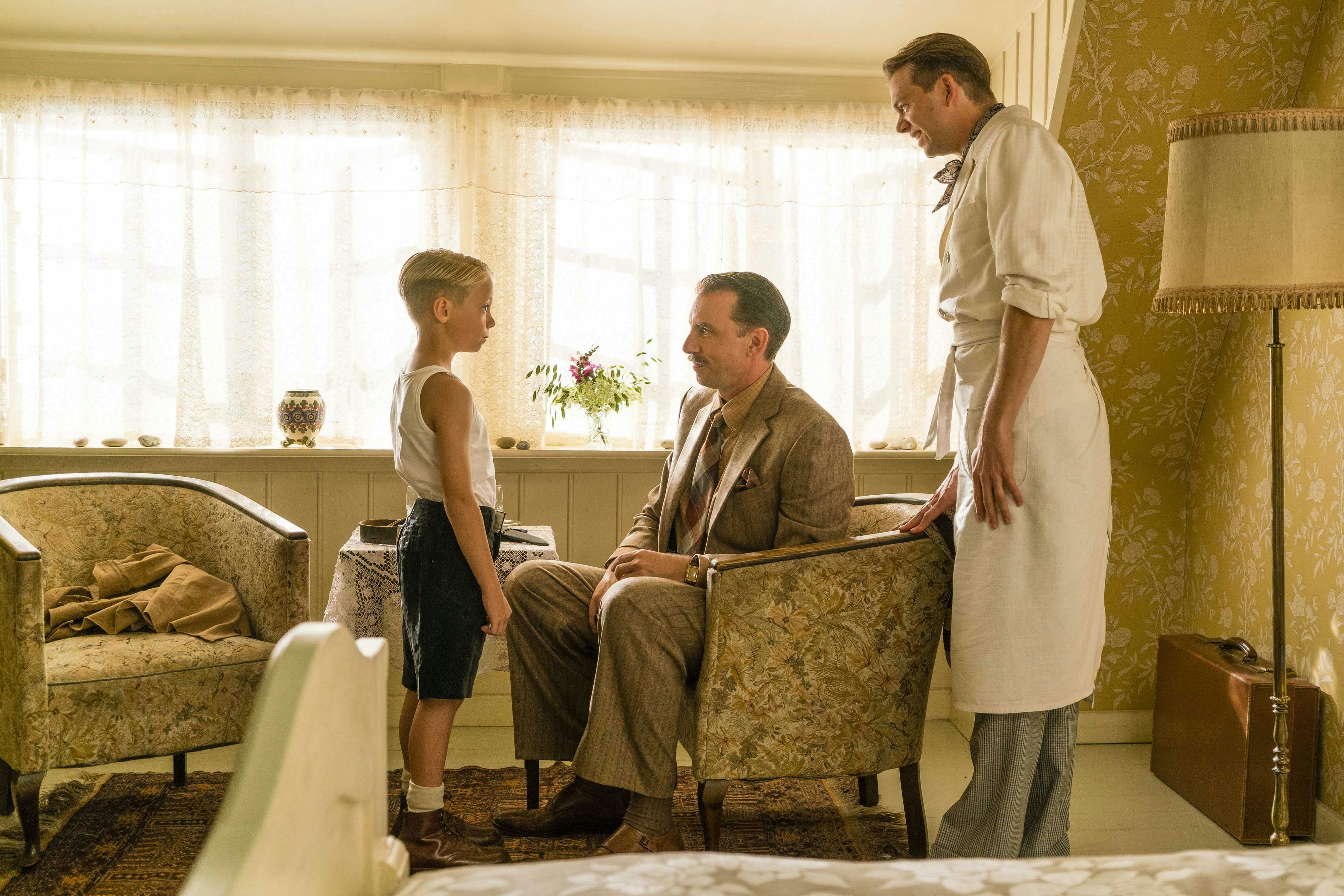 badehotellet sæson 7 Ditmars søn Wilhelm (August Lau Lind Andreasen), grev Ditmar (Mads Wille) og Philip (Sigurd Holmen Le Dous) i 'Badehotellet'.Badehotellet sc 4356