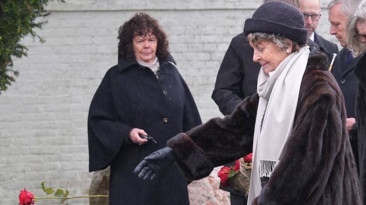 Enken, lensgrevinde Inga Lerche-Lerchenborg, lagde ligesom resten af familien en rose på sin mands grav. 