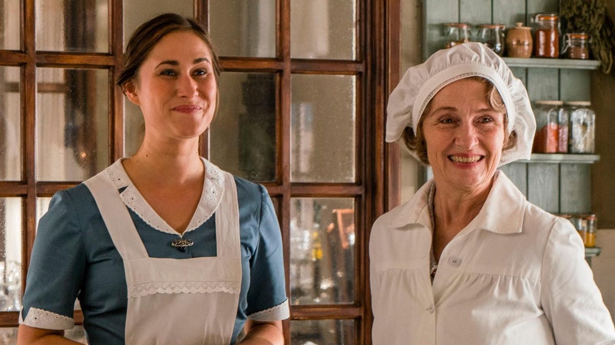 Rosalinde Mynster og Molly i en tidligere sæson af "Badehotellet". 