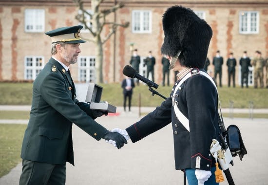 Kong Frederik overrækker her "Dronningen Ur" for et år siden.