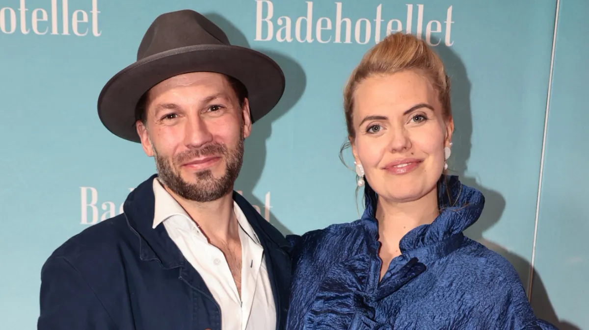 H jgravid Anna Stokholm P Den R de L ber Viser Stolt Babybulen Frem H jgravid Anna Stokholm P Den R de L ber Viser Stolt Babybulen Frem