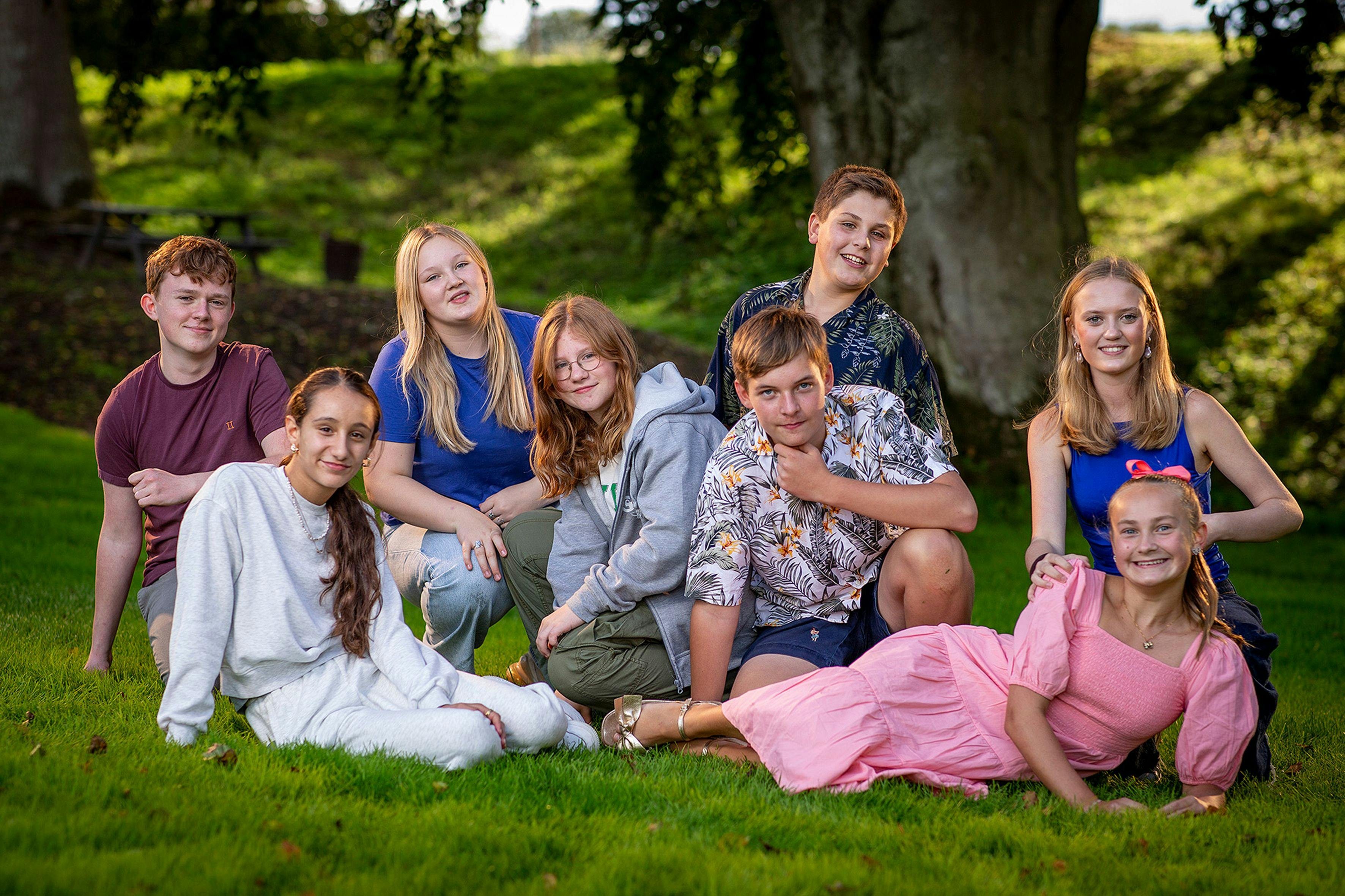 De otte deltagere i "Den store juniorbagedyst" er Emil, Yumna, Natasha, Eva, Gustav, Theodor, Wilma og Johanne. 