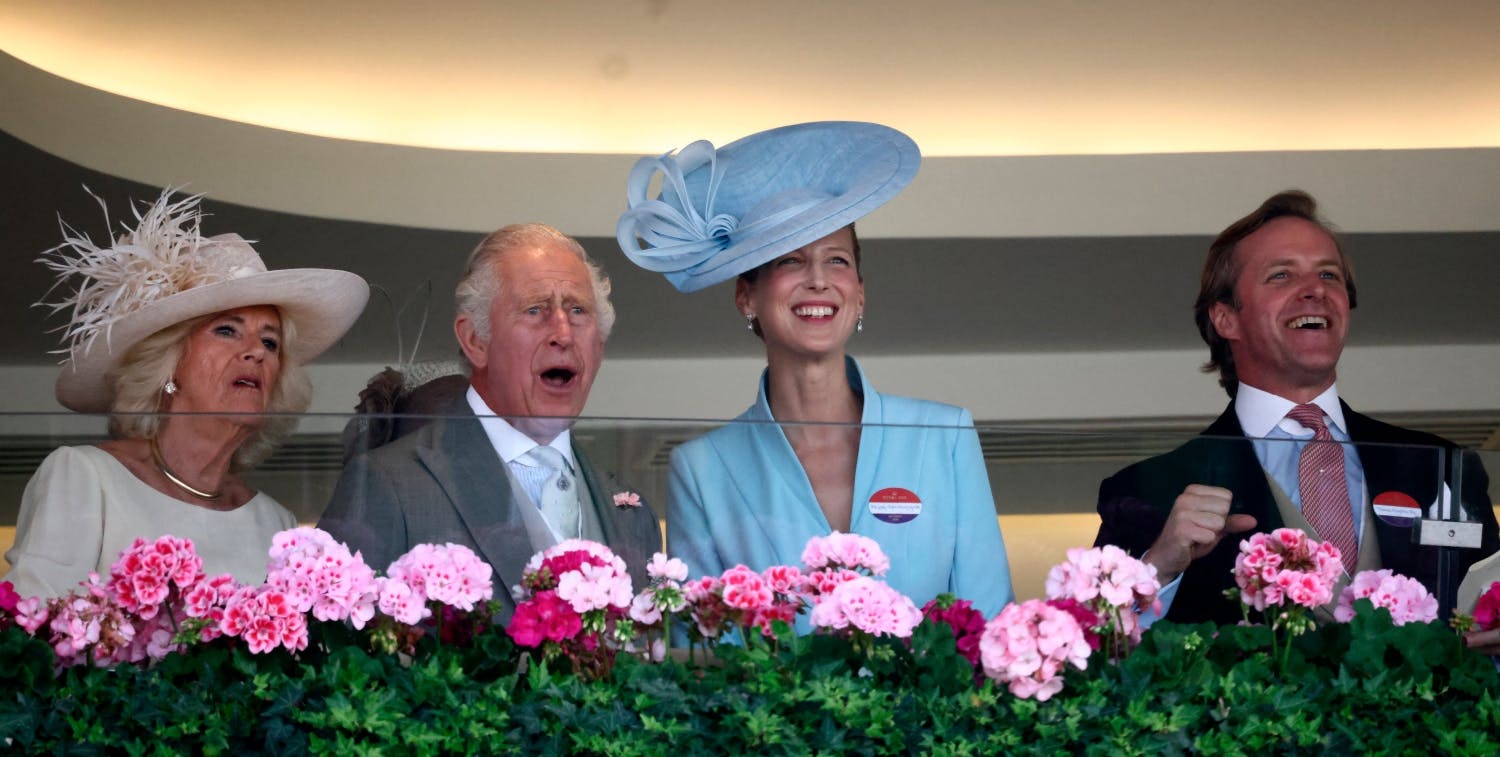 Her sidder Lady Gabriella Kingston og Thomas Kingston sammen med kong Charles og dronning Camilla så sent som i sommer.