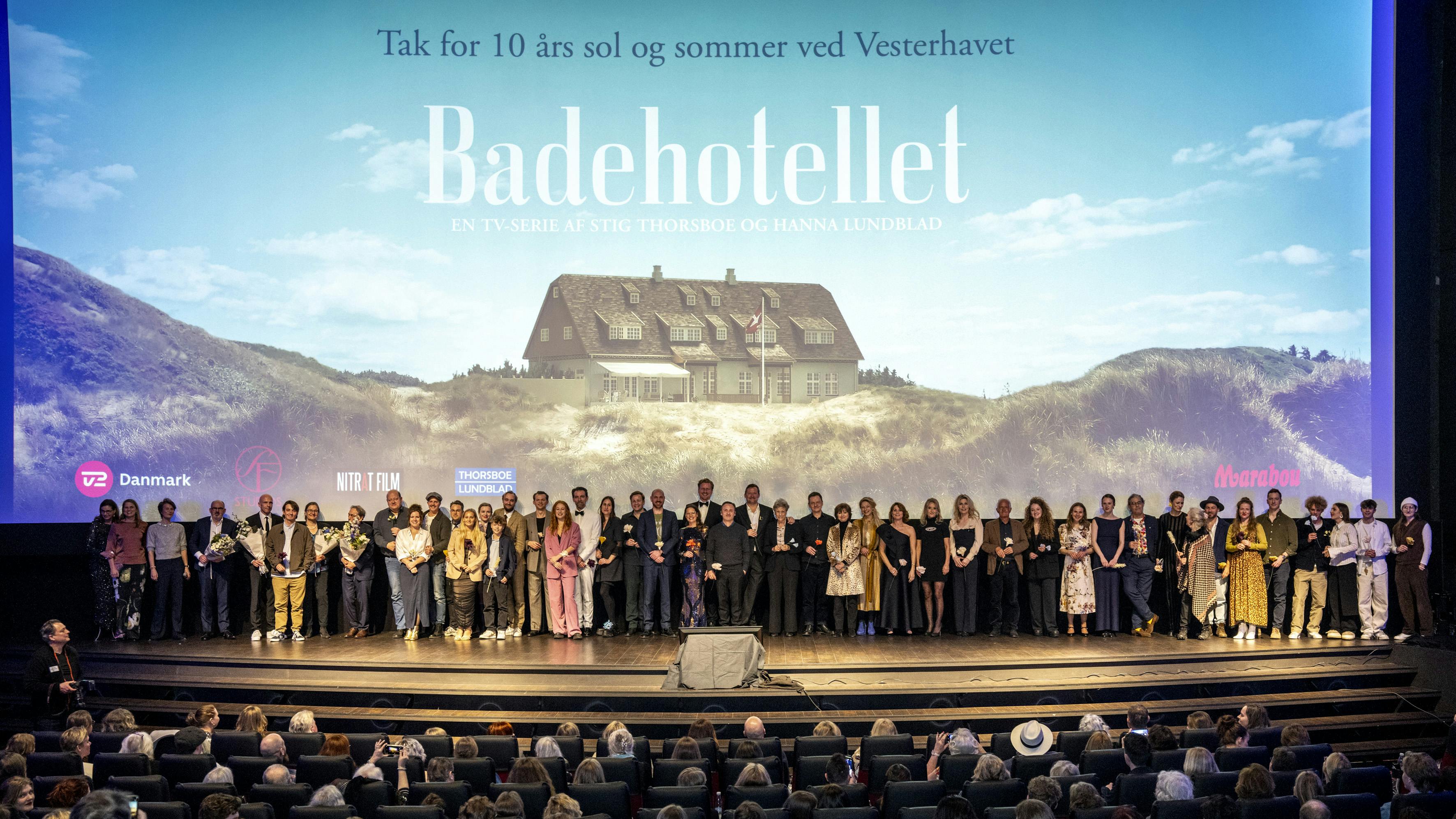 Badehotellet gallapremiere fællesfoto på scenen