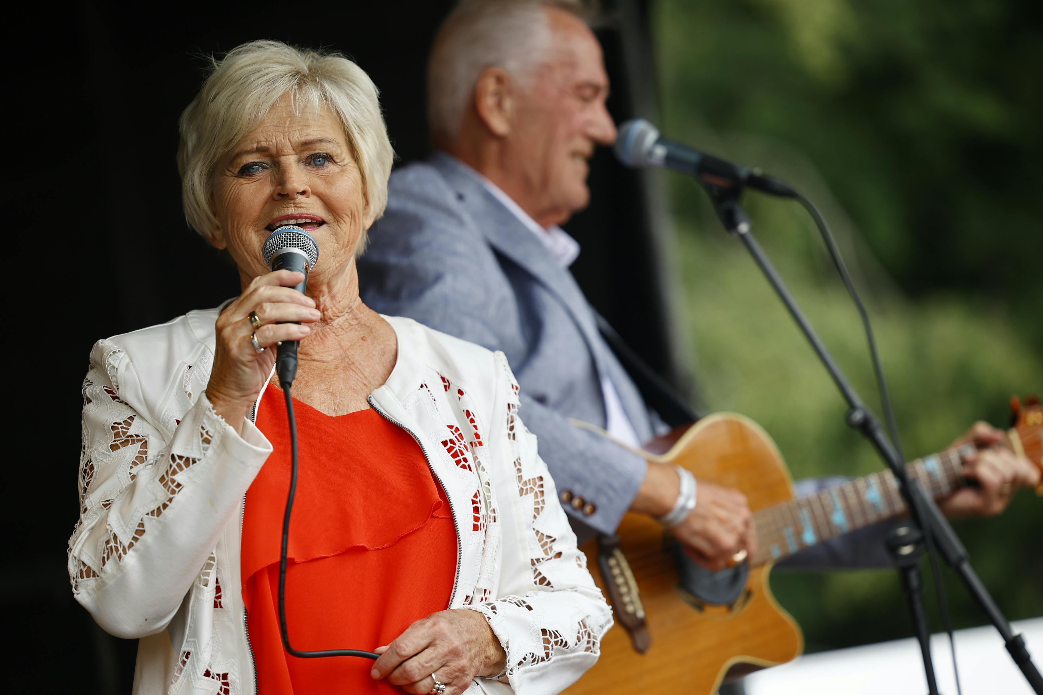 Keld og Hilda Heick på musikscenen.