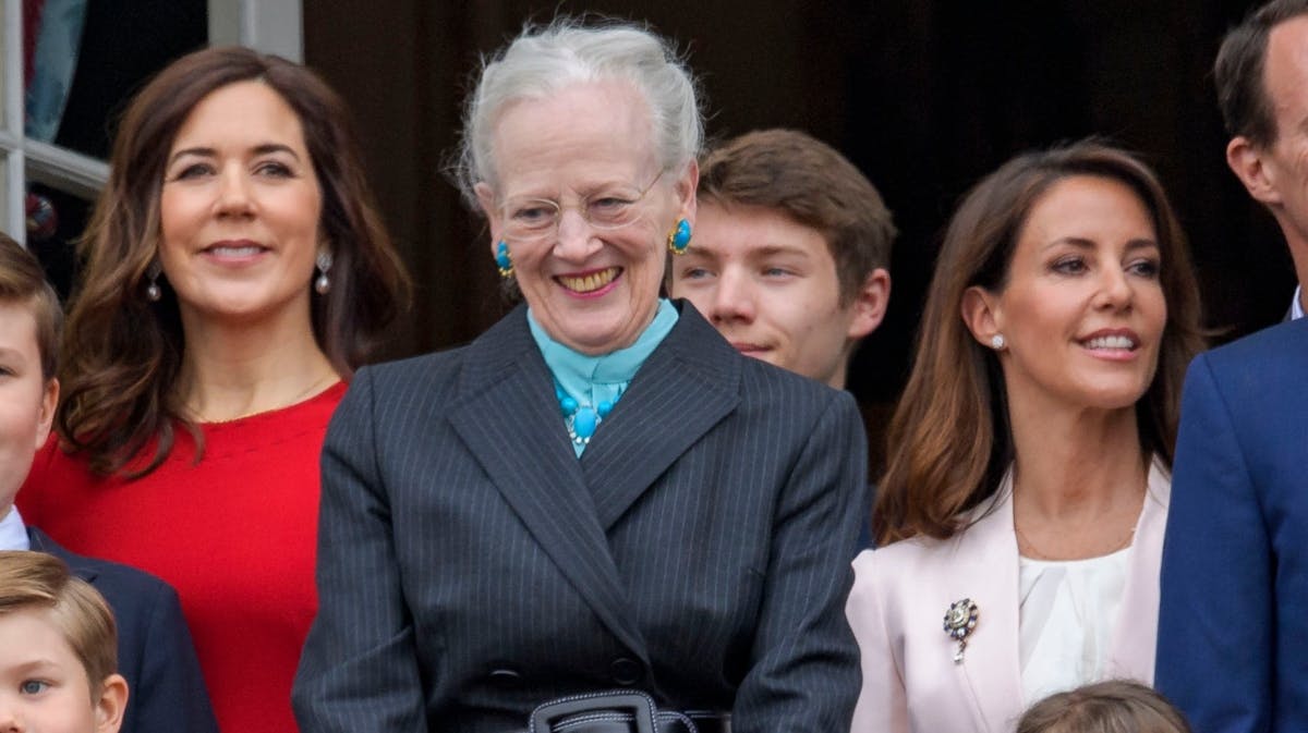 Dronning Margrethe med sine svigerdøtre, dronning Mary og prinsesse Marie. 