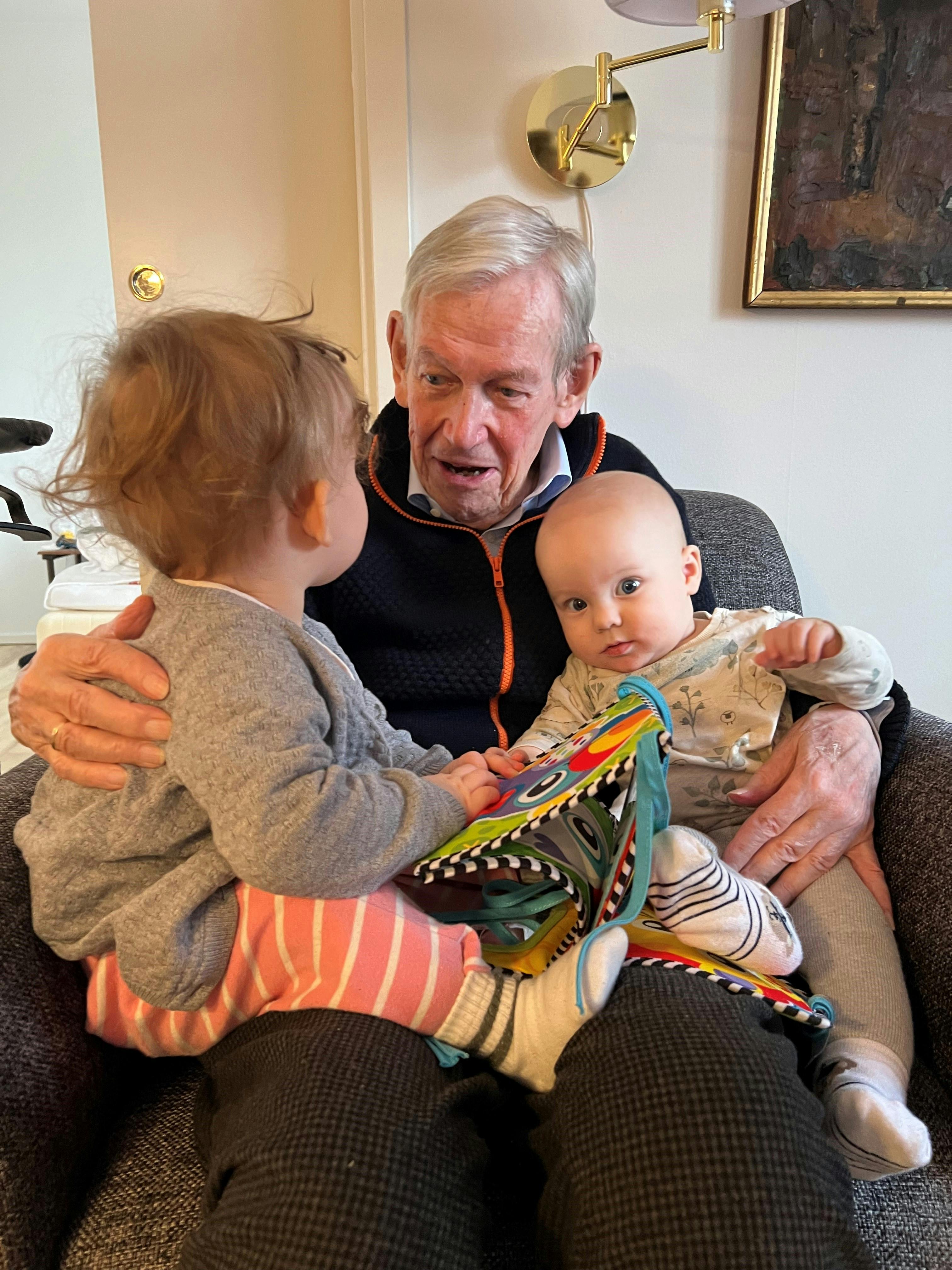 Jørn med oldebørnene Nikoline og Folke.