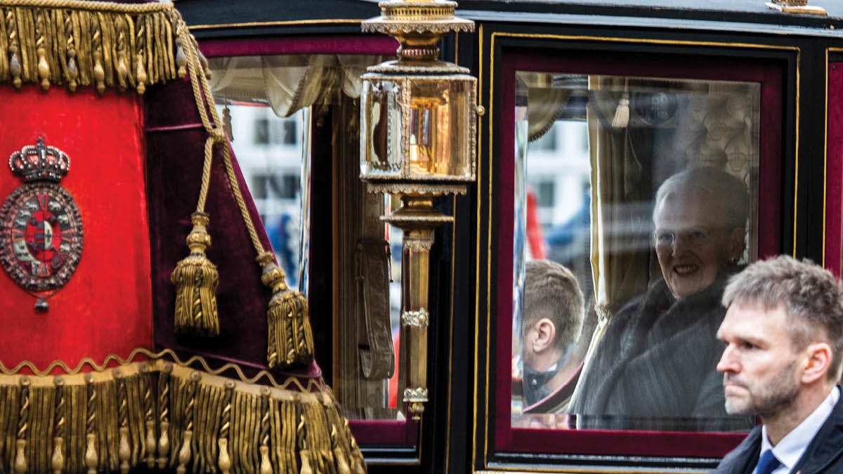 Dronning Margrethe i karet i anledning af tronskiftet i januar 2024. Til højre i billedet ses en livvagt.