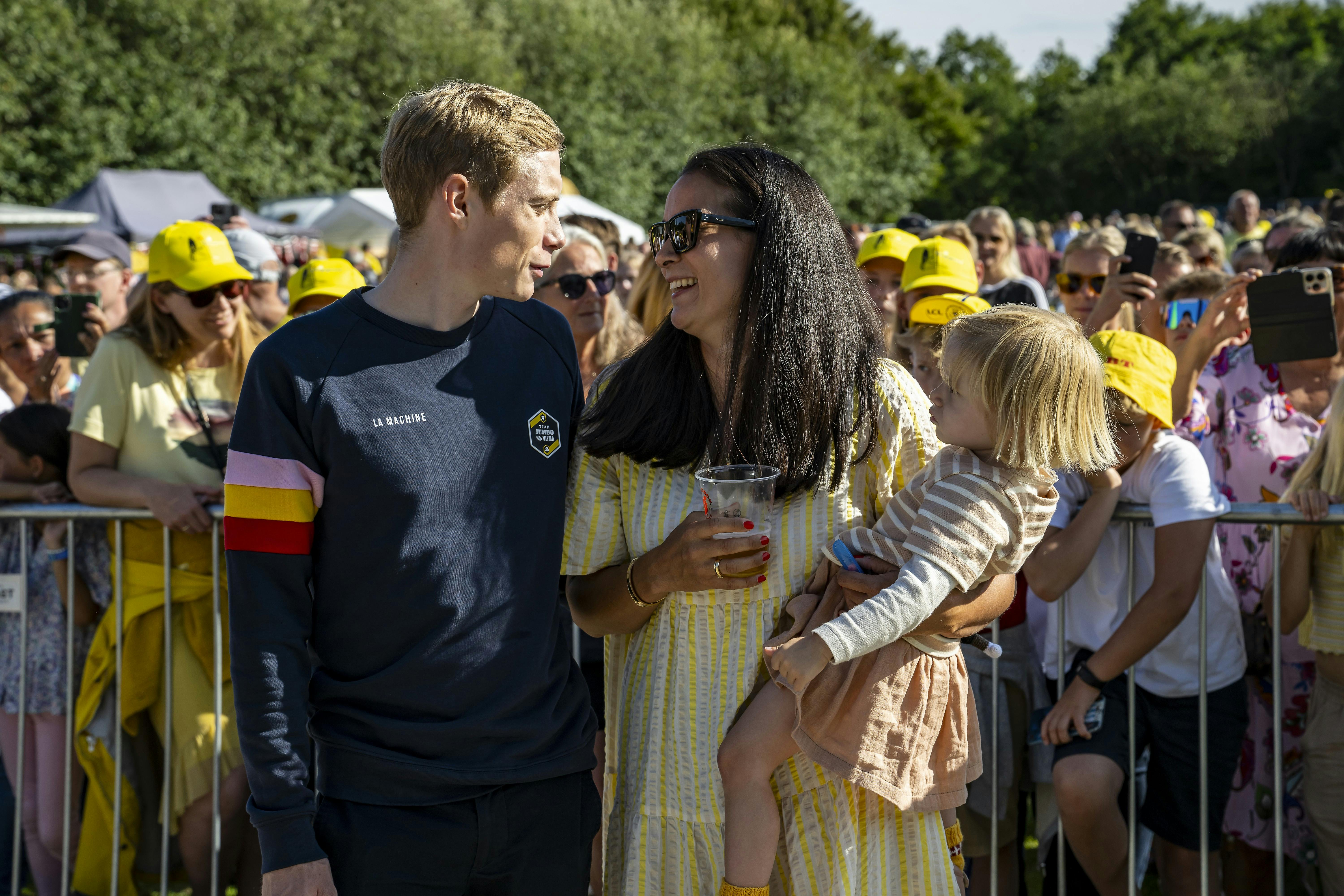 Jonas, Trine & lille Frida vendte i dag hjem til kæmpe hyldest i Glyngøre. Først med biltur gennem byen og derefter til hyldest på det lokale stadion. Trine, Jonas og Frida nyder musikken og hinanden.