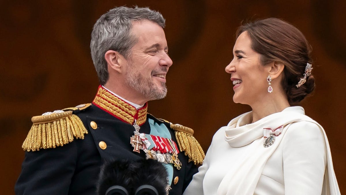 I en ny udstilling mindes kong Frederik sit bryllup med Mary. Her ses kongeparret i et andet romantisk øjeblik, da de sender hinanden kærlige blikke på slotsbalkonen på Christiansborg den 14. januar. &nbsp;