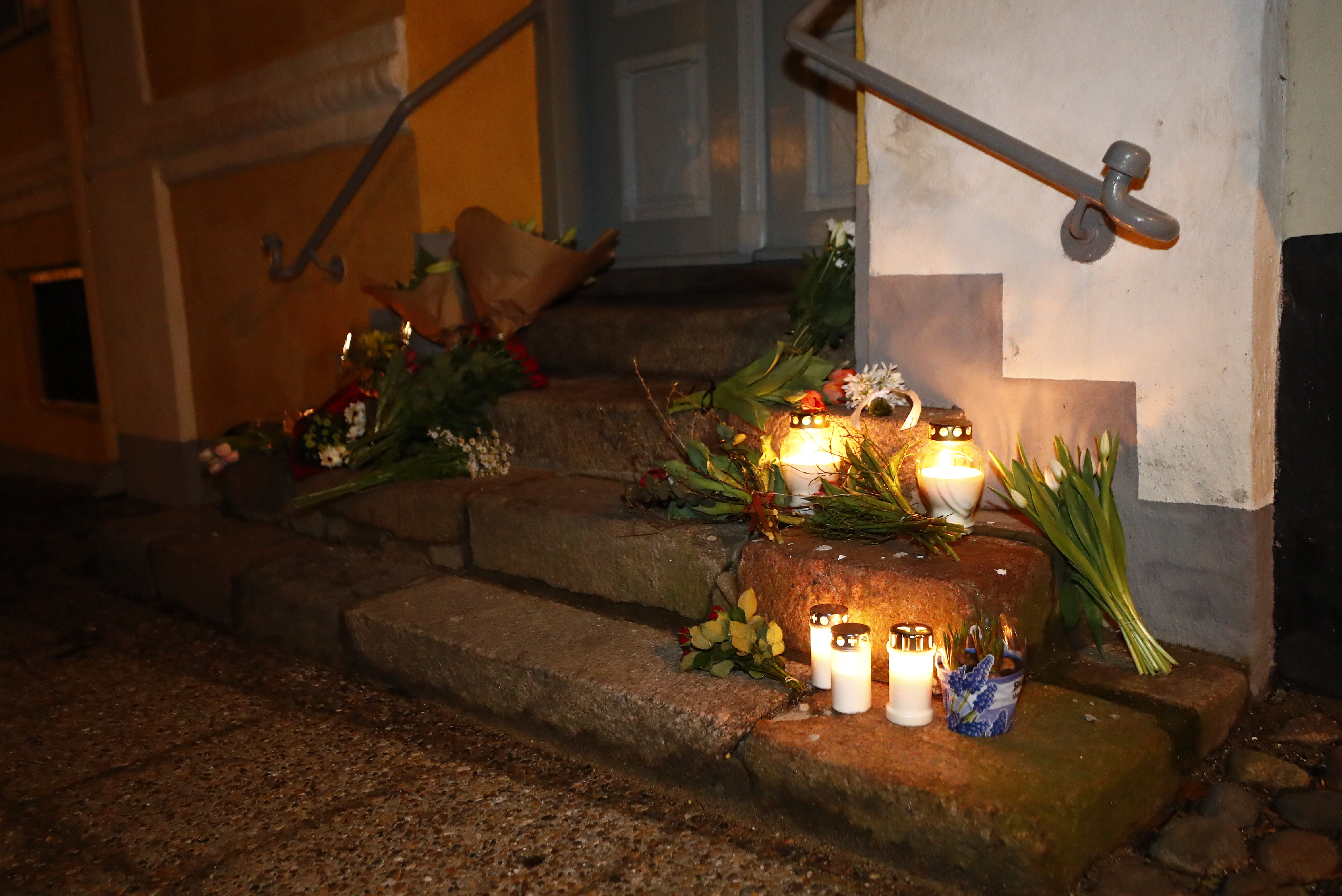 Der er lagt blomster og sat lys ved Søren Pape Poulsens lejlighed i Viborg