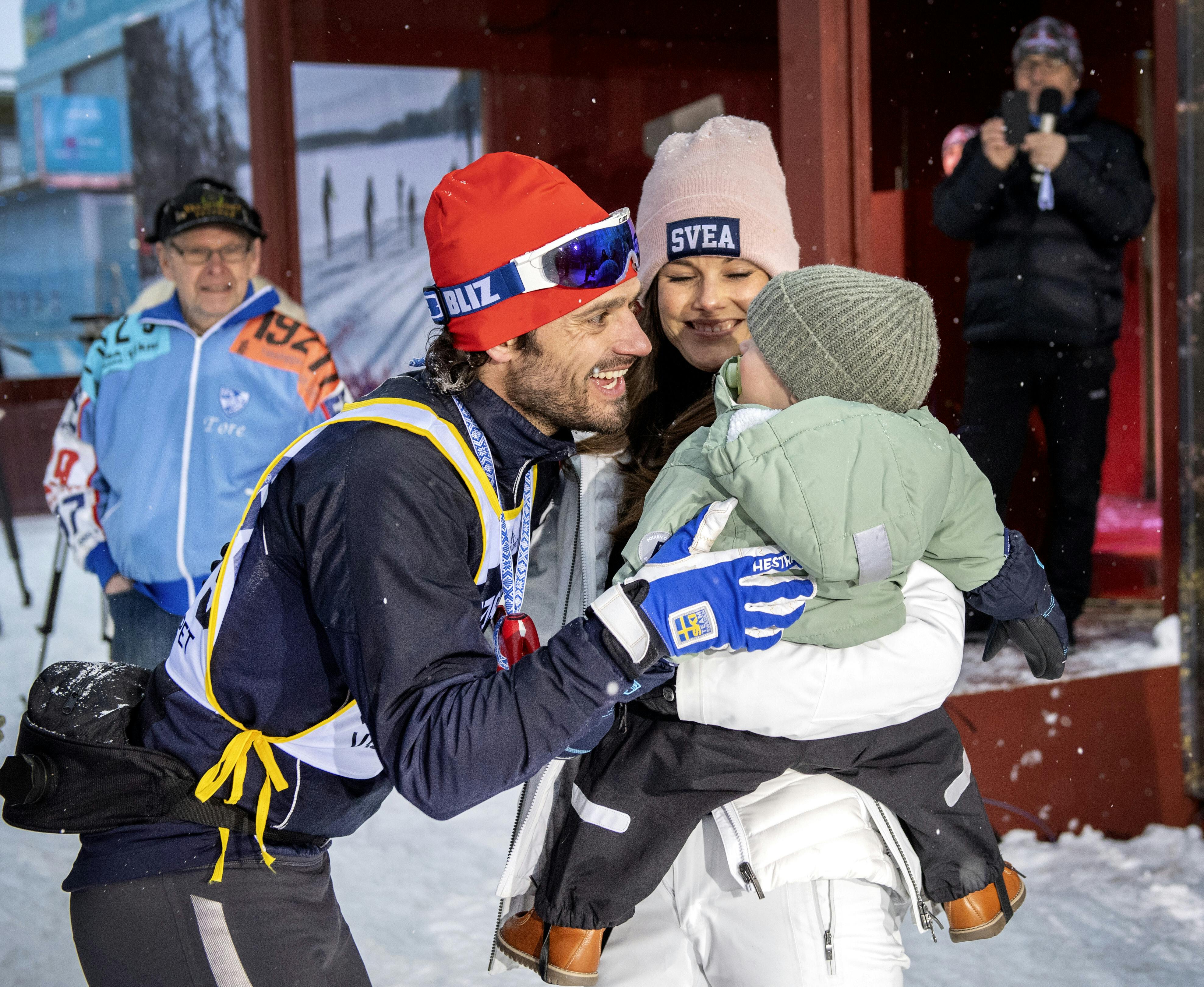 MORA 2019-03-03 Prinsessan Sofia och prins Gabriel gratulerar prins Carl Philip vid målet i Mora efter Vasaloppet 2019. Foto Ulf Palm / TT / Kod 9110