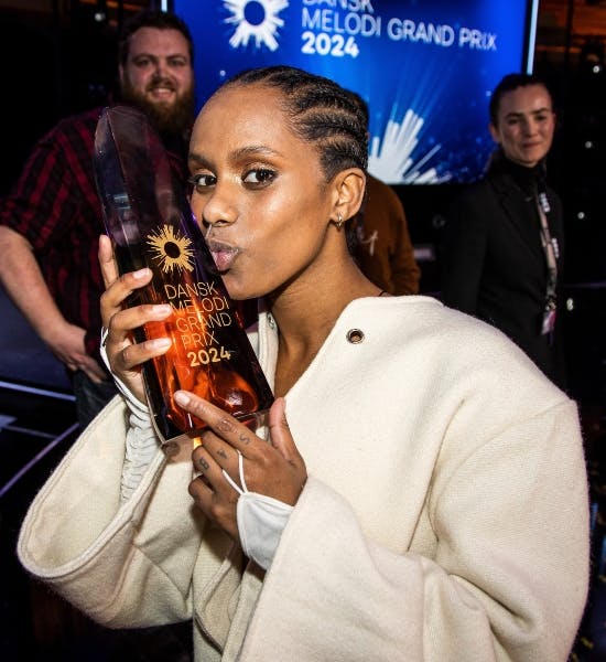 Saba Lykke Oehlenschlæger med vindertrofæet ved Dansk Melodi Grand prix 2024. 