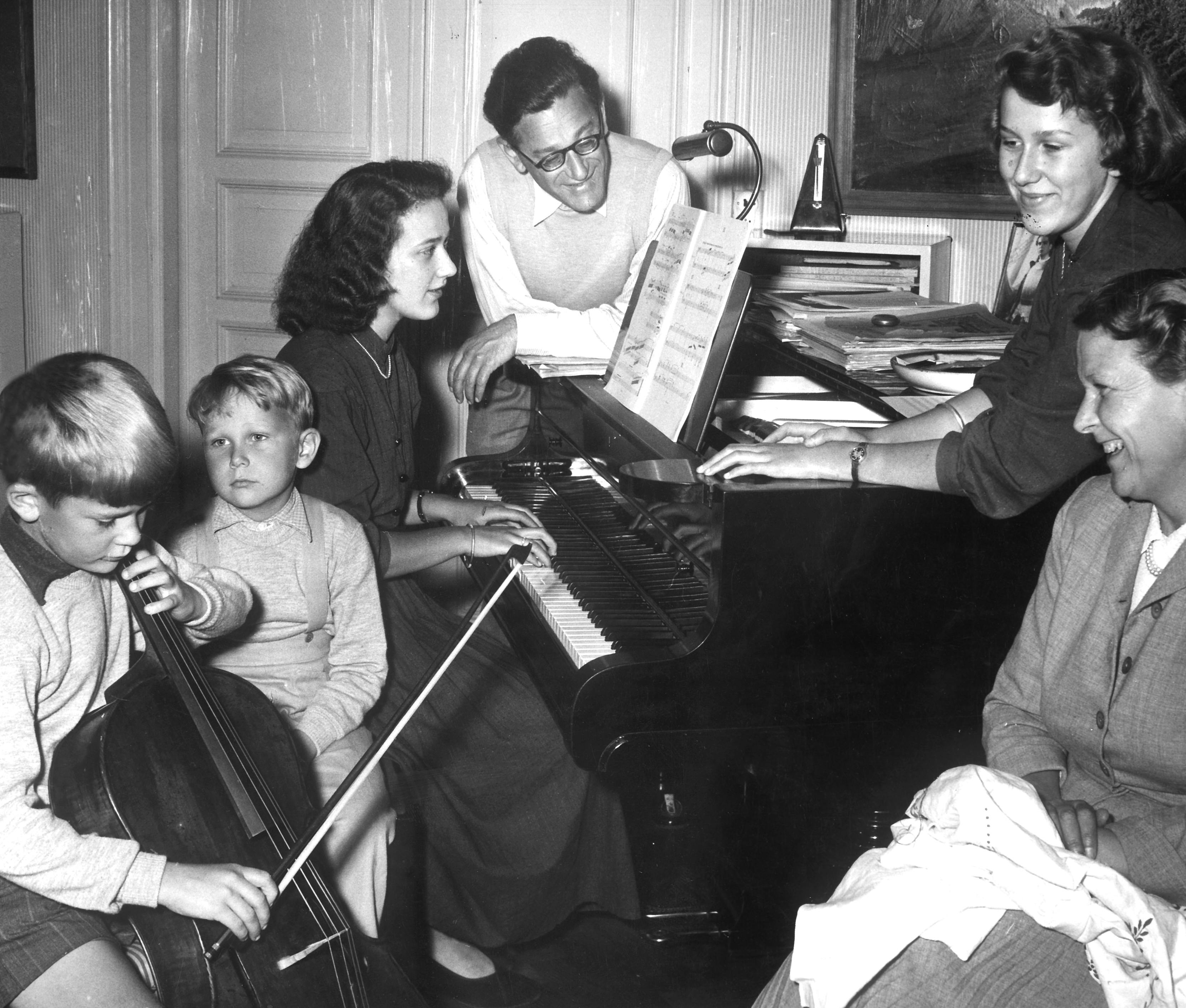 Komponisten Herman David Koppel med hele familien omkring sig og flygelet. Fra venstre; Thomas Koppel spiller cello, Anders kigger på, Therese spiller flygel, Herman kigger på, Lone kigger på og hustruen Vibeke kigger på. (Udateret arkivfoto)