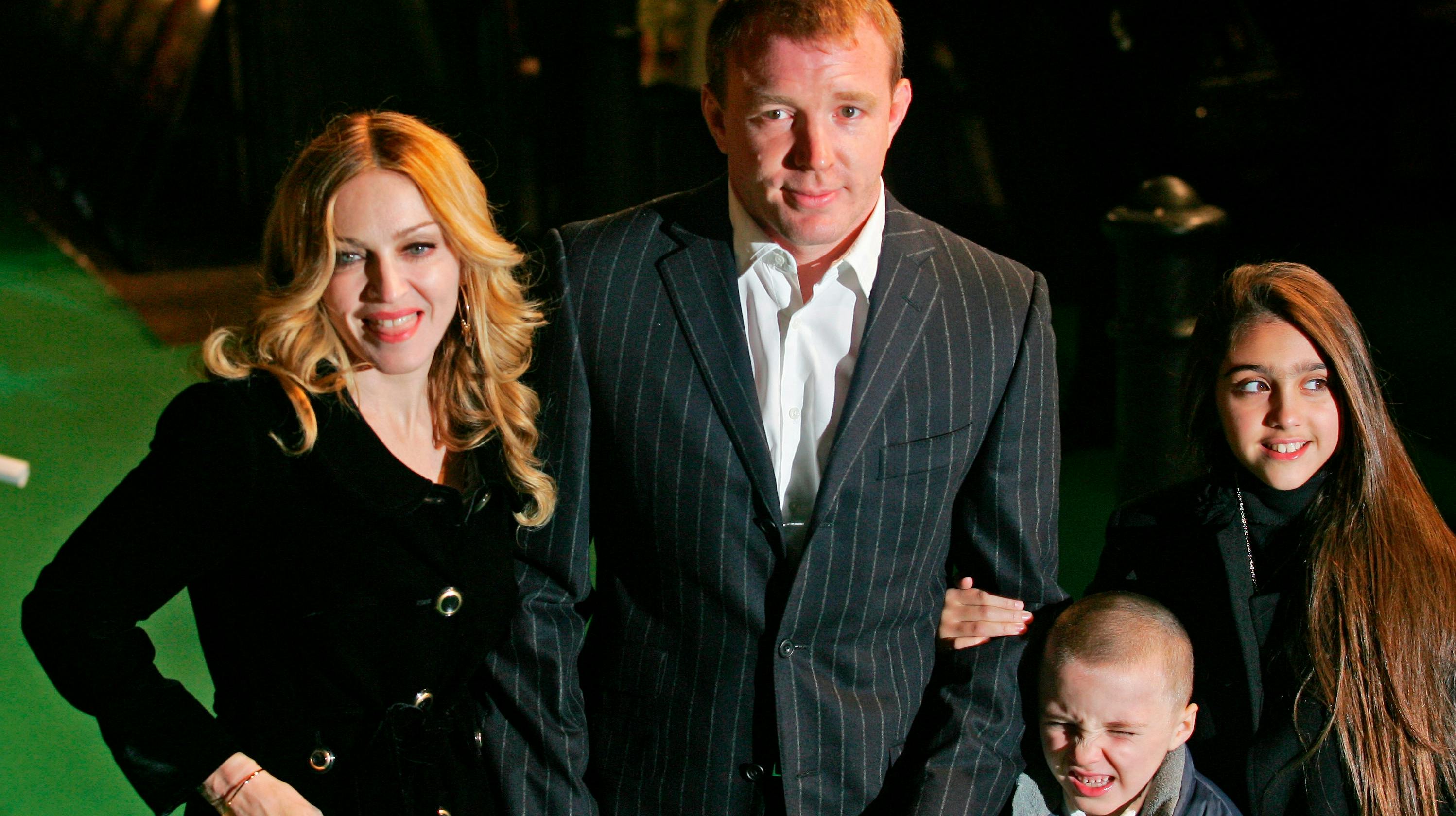 Madonna, hendes daværende mand, Guy Ritchie og børnene Rocco og Lourdes