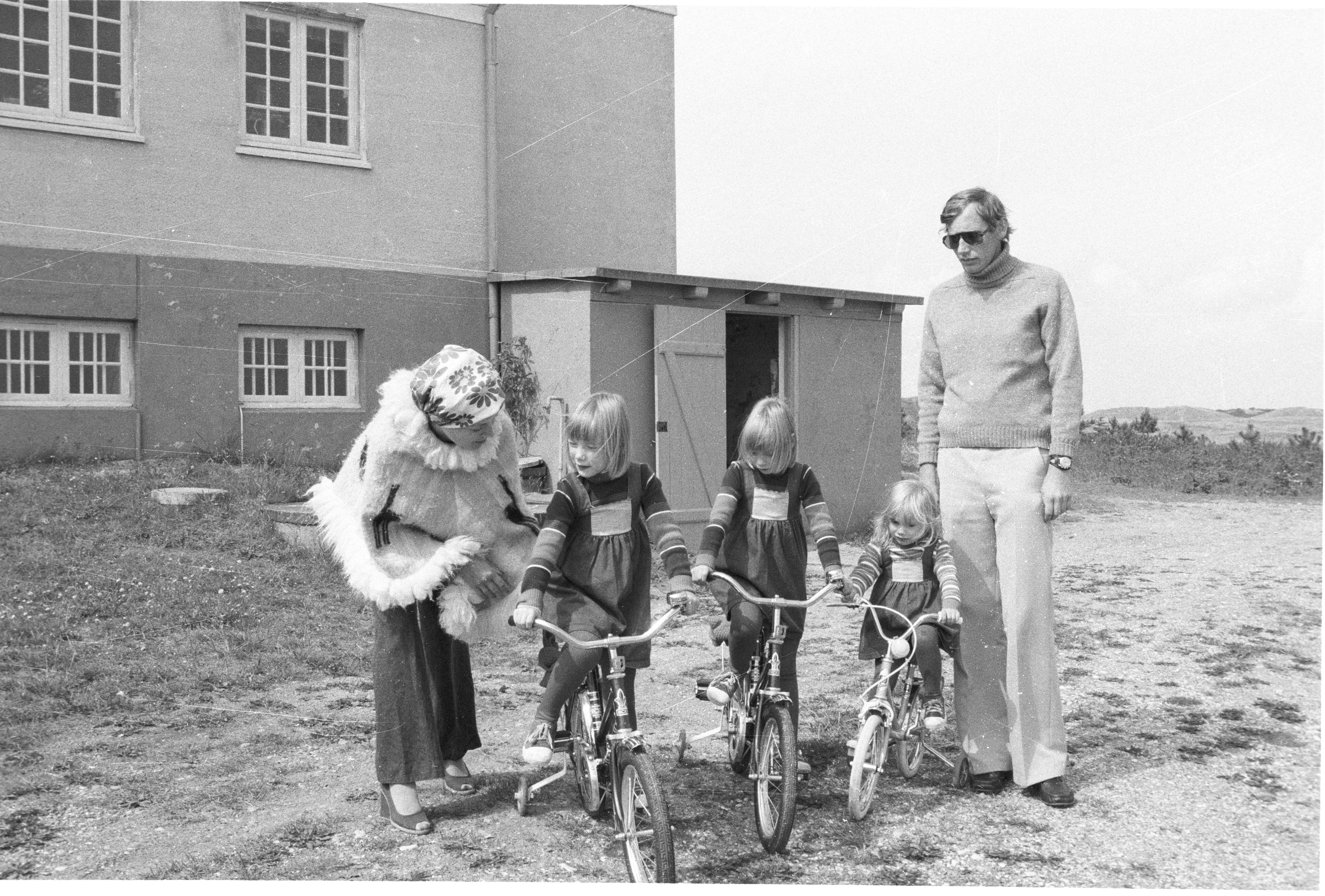 Grev Christian og grevinde Anne Dorte med døtrene på ferie i Skagen i Kongeboligen 'Klitgården'. Tvillingerne komtesserne Josephine og Camilla og lillesøster komtesse Feodora lærer at køre på cykel.