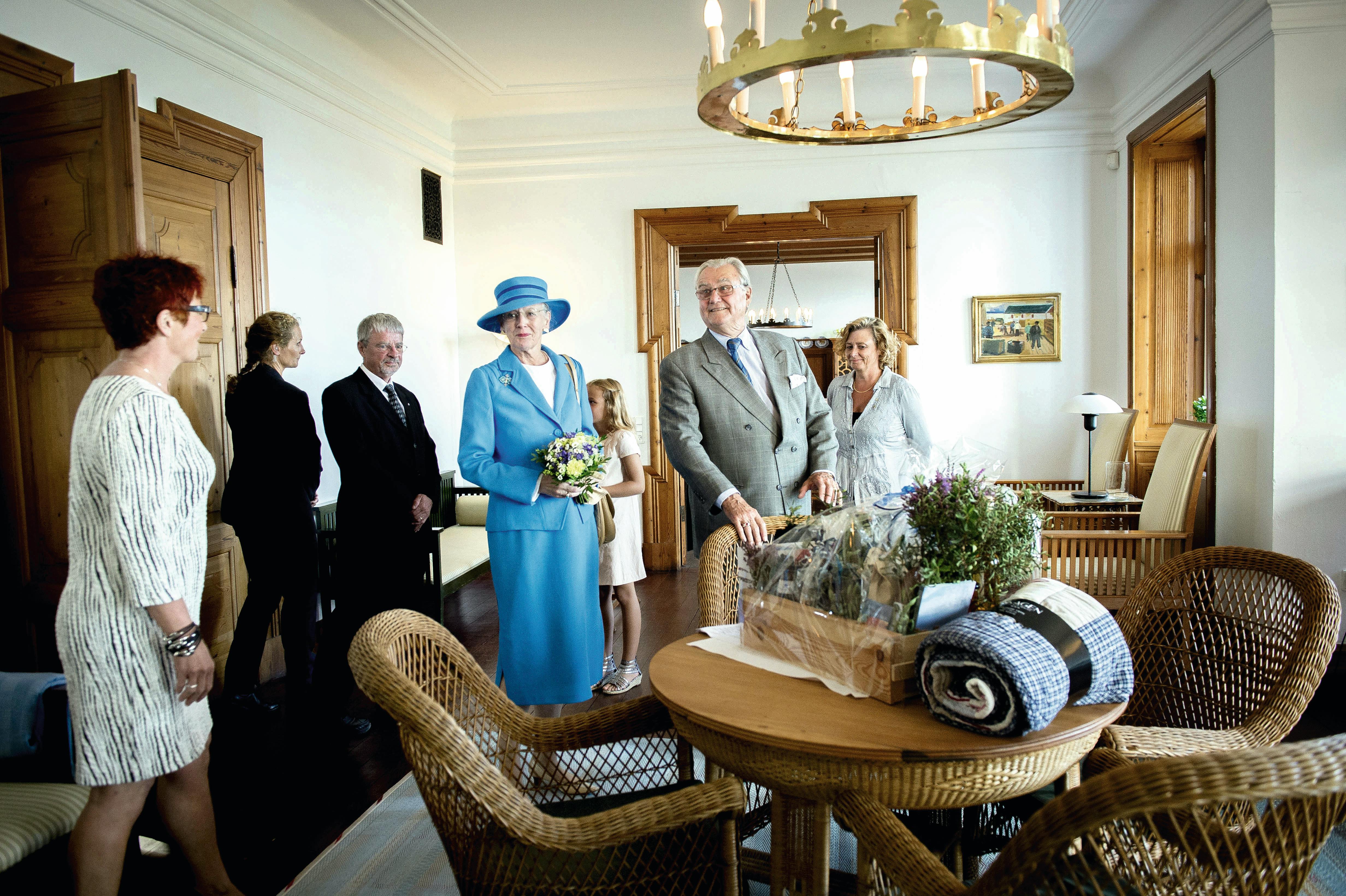 Regentparret besøger Skagen på årets sommertogt, hvor de er med til at fejre byens 600-års købstadsjubilæum. - Dronning Margrethe og prins Henrik besøger Refugiet Klitgården, der i sin tid blev opført af kong Christian X som feriebolig og som en gave til dronning Alexandrine.