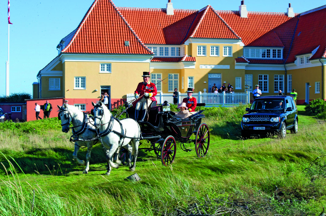 Besøget På Klitgården Vækker Opsigt I Badehotellet: Men Hvad Skete Der ...