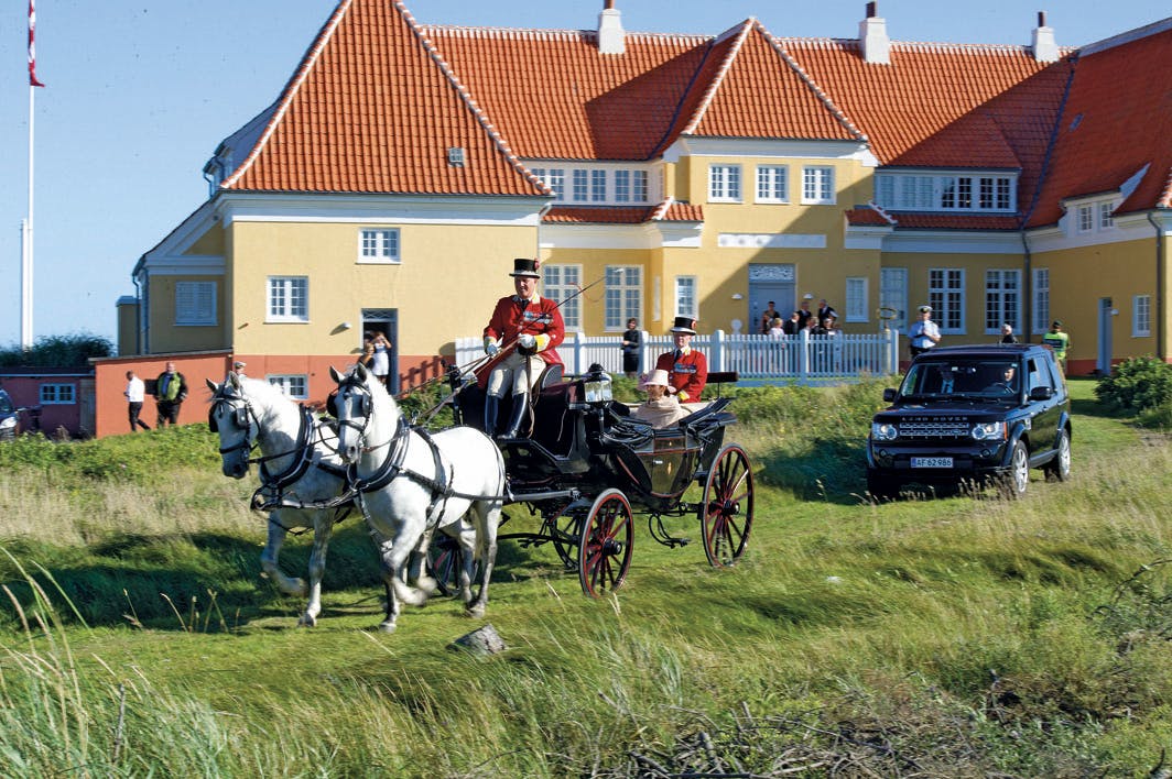 Kronprinsparret på sommertogt med tvillingerne. - Kronprins Frederik og kronprinsesse Mary kører i karet under besøget i Skagen, hvor de blandt andet besøger Klitgården. Kong Christian X byggede Klitgården i 1914 som feriebolig for den kongelige familie, men bygningen blev solgt i 1997 og omdannet til refugium for kunstnere og videnskabsfolk. - Dato: 22.08.20110 - Foto: Jesper Sunesen / BILLED-BLADET
