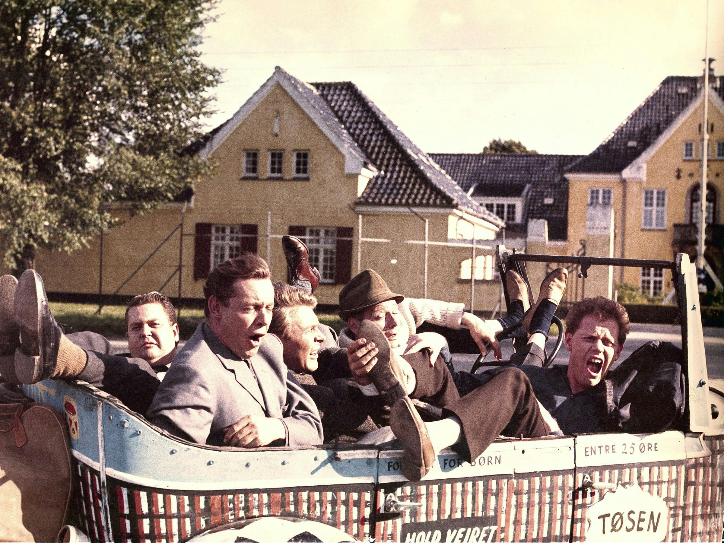 Ole Dixon (yderst til venstre) med sine kolleger fra "Soldaterkammerater"-filmene Louis Miehe-Renard, Klaus Pagh, Paul Hagen og Preben Kaas. Billedet er fra filmen "Soldaterkammerater på efteraarsmanøvre".