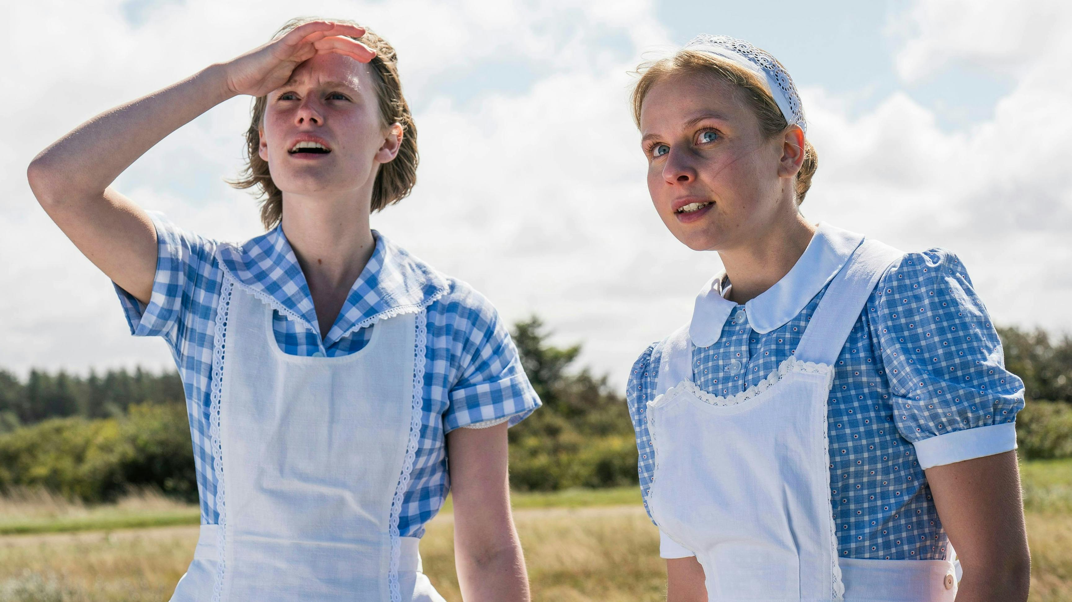 Stuepigerne Trine og Lily i "Badehotellet". 