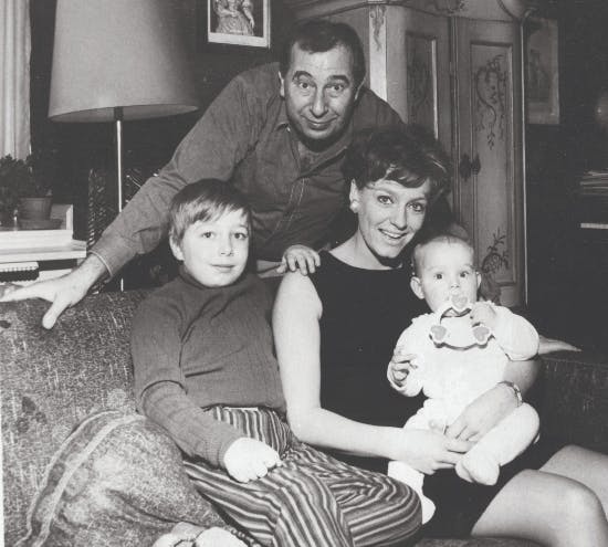 Birgitte og John Price med deres to sønner, James og Adam.