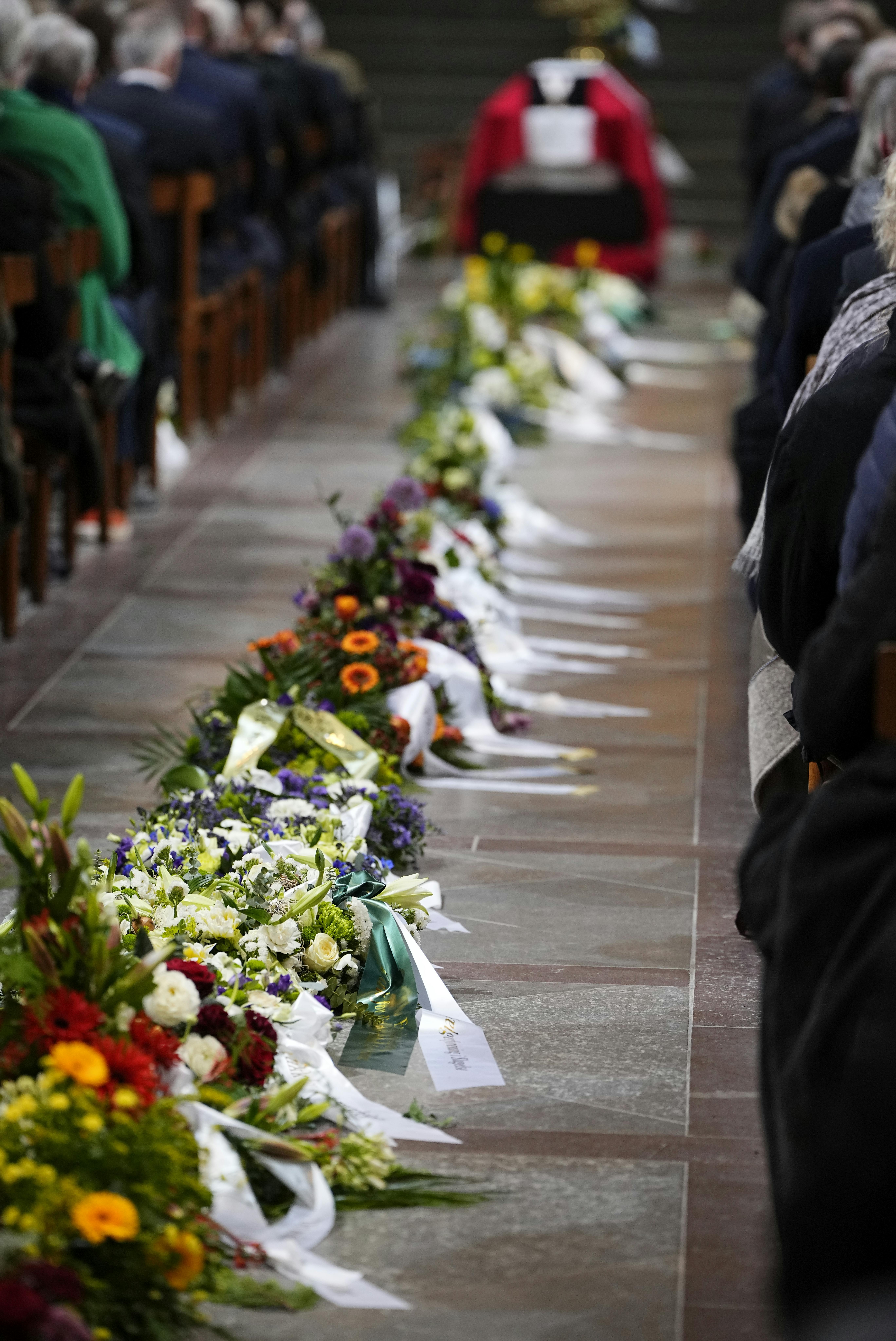 De Konservatives afdøde formand Søren Pape Poulsen bisættes fra Viborg Domkirke lørdag den 9. marts 2024. Pape, som var tidligere borgmester i Viborg, døde i en alder af 52 år efter en hjerneblødning.