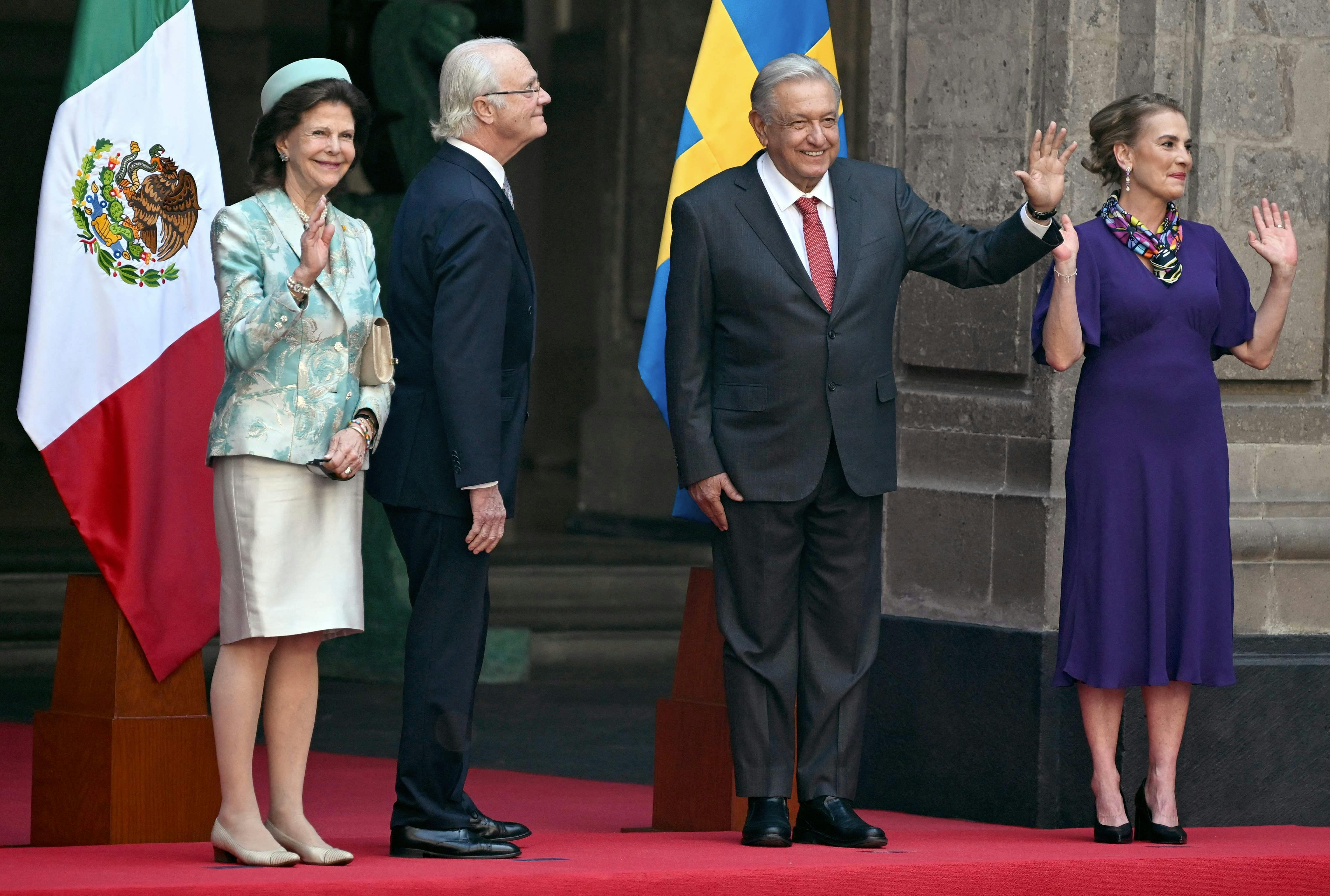 (L to R) Queen Silvia of Sweden, King Carl XVI Gustaf of Sweden, Mexican President Andres Manuel Lopez Obrador, and his wife Beatriz Gutierrez participate in an official welcome ceremony at the National Palace in Mexico City on March 12, 2024. (Photo by ALFREDO ESTRELLA / AFP)