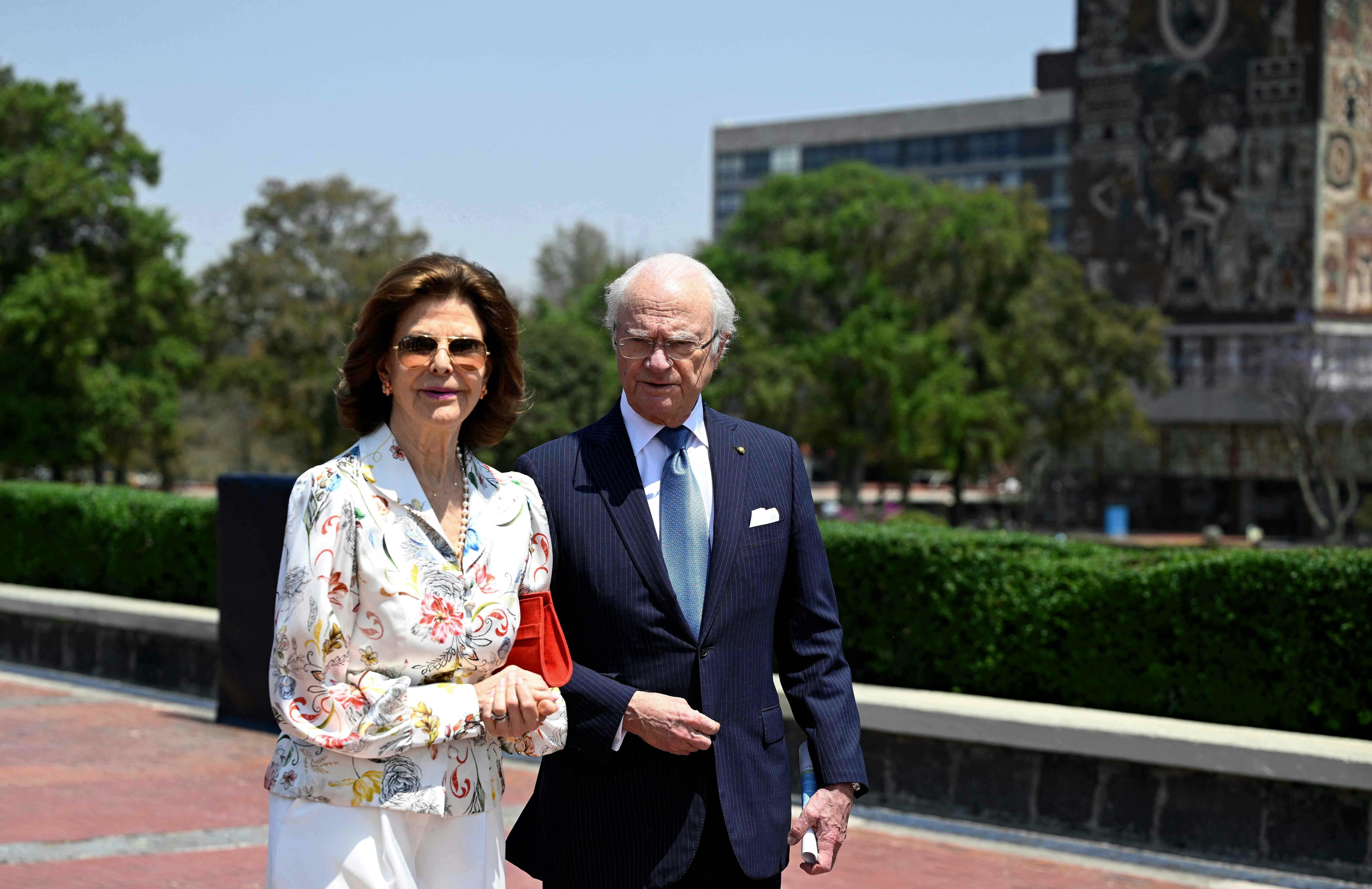 King Carl XVI Gustaf of Sweden (L) and Queen Silvia of Sweden pose for a picture at the National Autonomous University of Mexico (UNAM) in Ciudad Universitaria in Mexico City on March 13, 2024. (Photo by ALFREDO ESTRELLA / AFP)