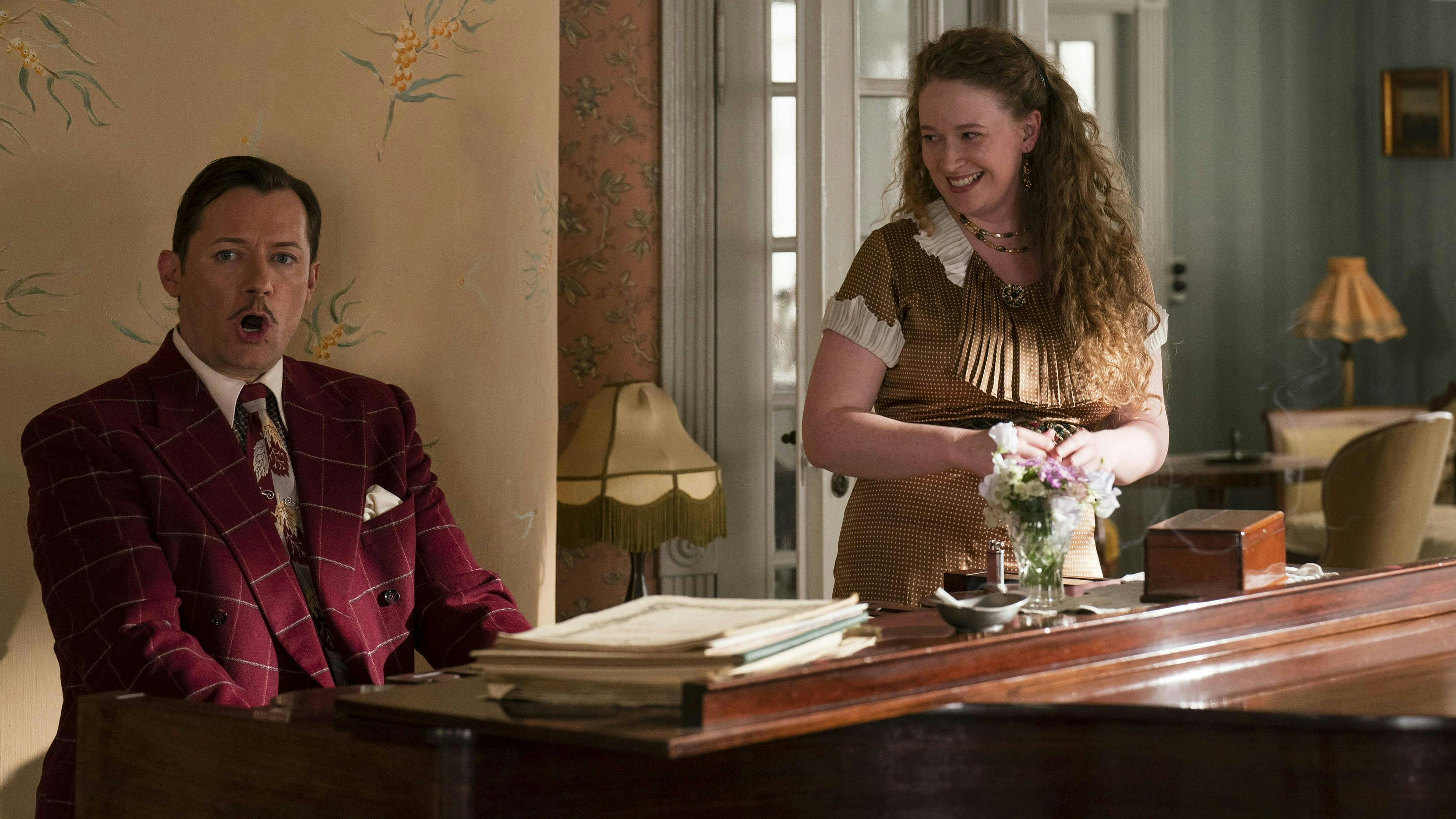 Badehotellet. Programbilleder fra afsnit to i sæson 10. 2024.Edward Weyse (Jens Jacob Tychsen) og Kitty (Andrea Øst BIrkkjær).