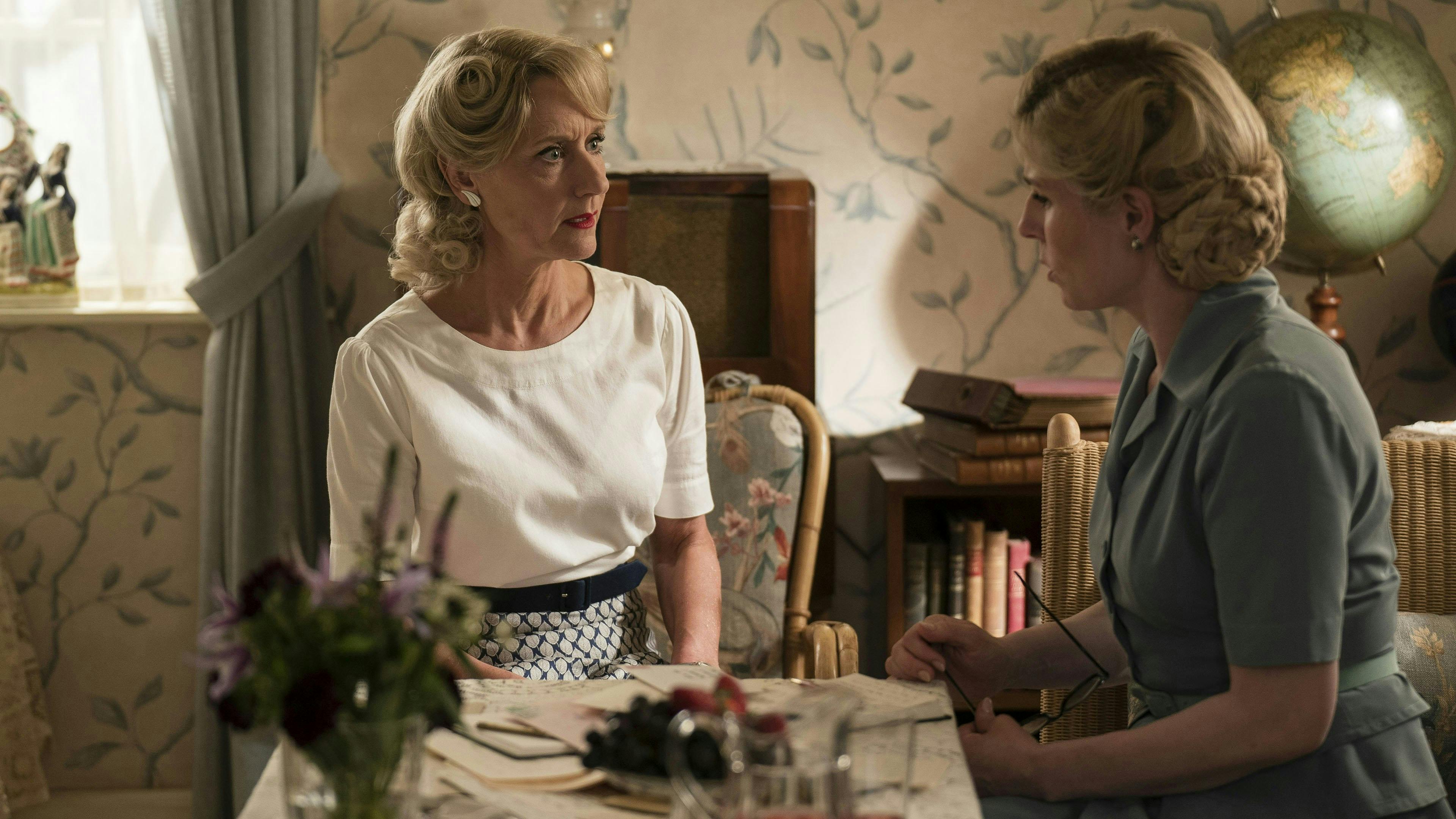 Badehotellet sæson 10 2024. Fotos fra afsnit tre.Alice Frigh (Anette Støvelbæk) og Helene (Cecilie Stenspil)