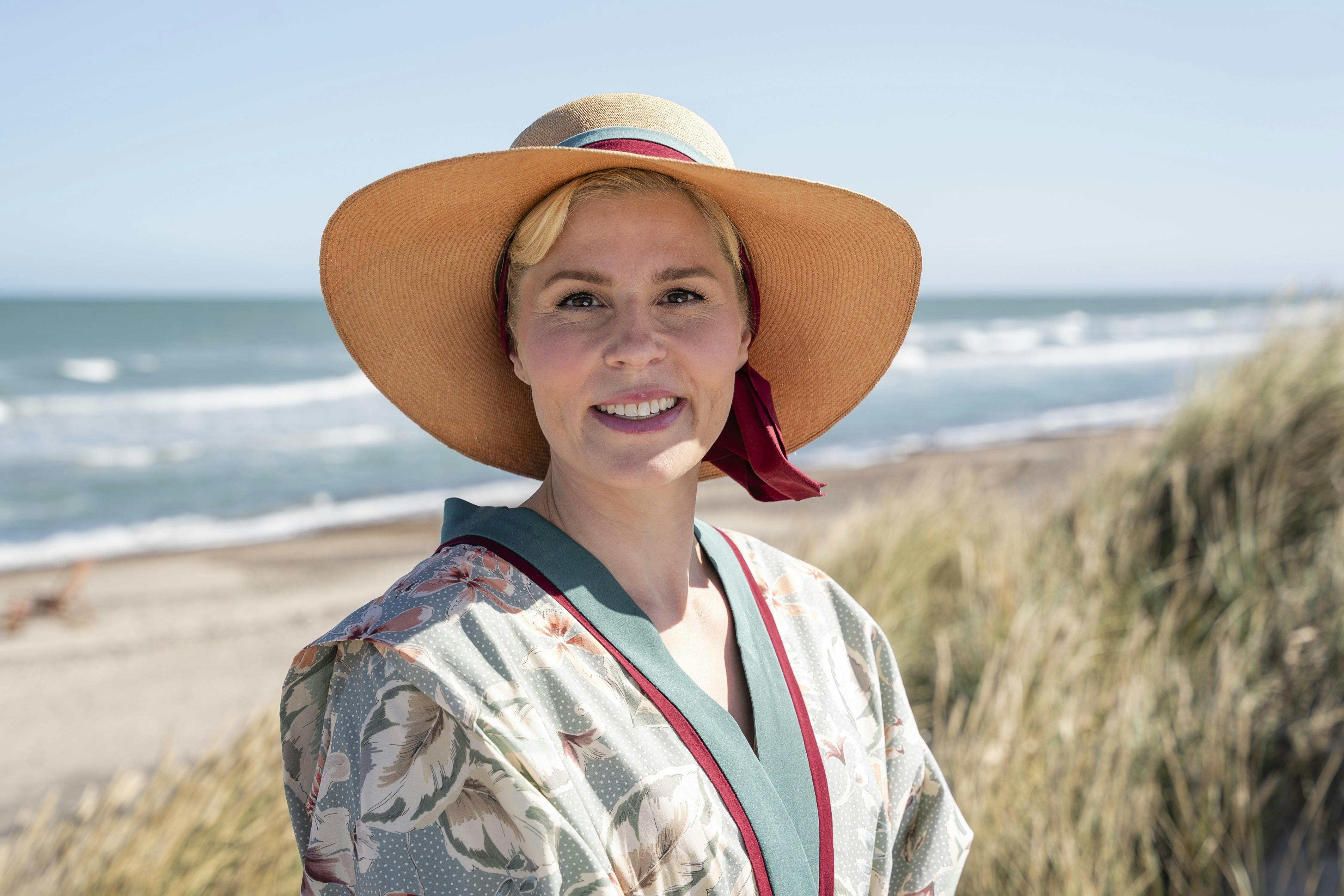 Badehotellet sæson 10.Helene Weyse (Cecilie Stenspil)