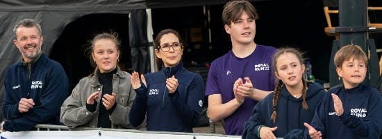 Mary, Frederik og Vincent så Josephine spille fodbold. Her er Mary og Frederik med alle børn til Royal Run.