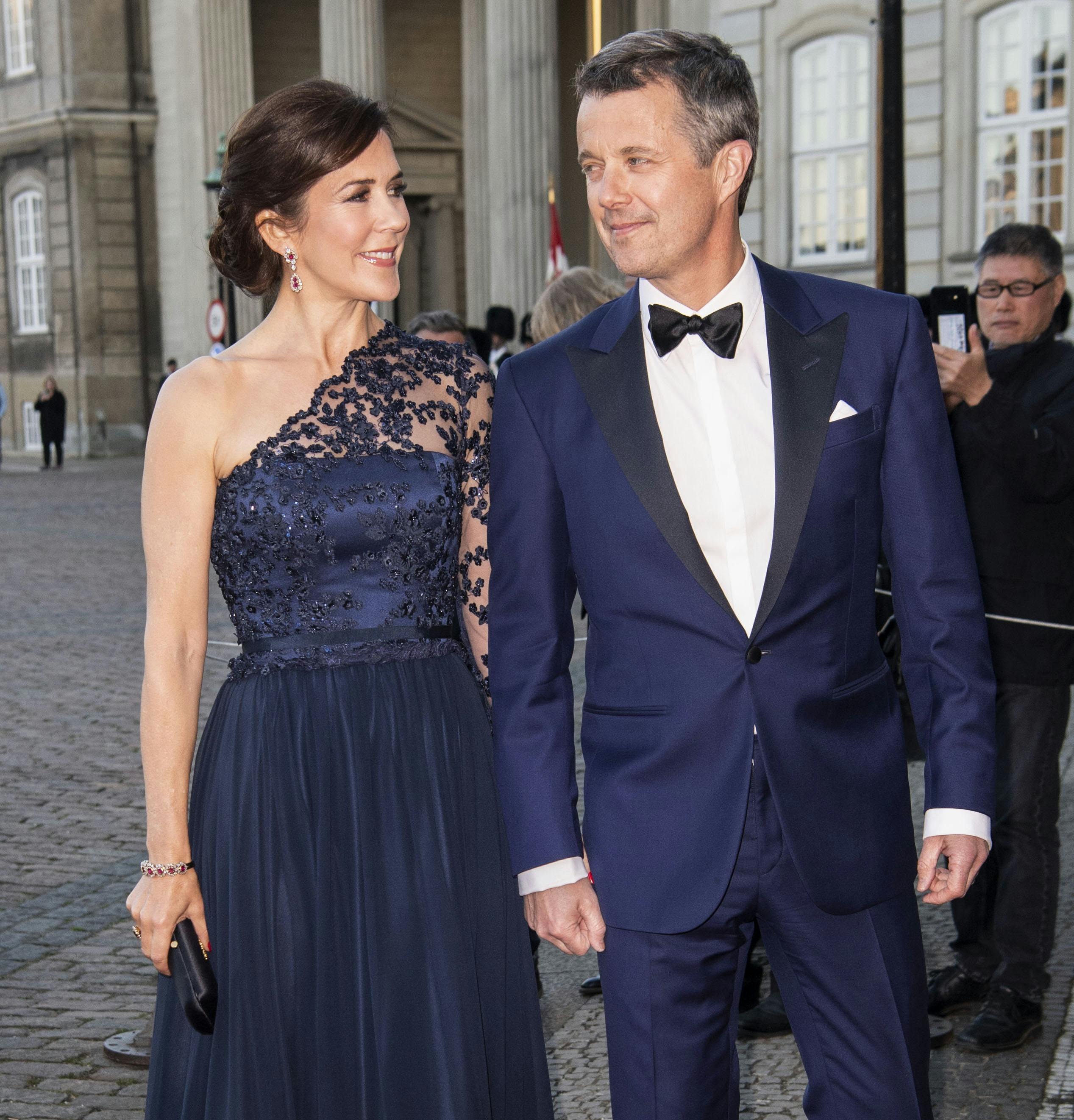 OPGAVE: Dronningen er vært ved middag i anledning af H.K.H. Prinsesse Benediktes 75-års fødselsdag. Her ankommer de kongeligeSTED: Christian VII’s Palæ, AmalienborgDATO: 20190429JOURNALIST: Henrik SallingFOTOGRAF: Hanne Juul